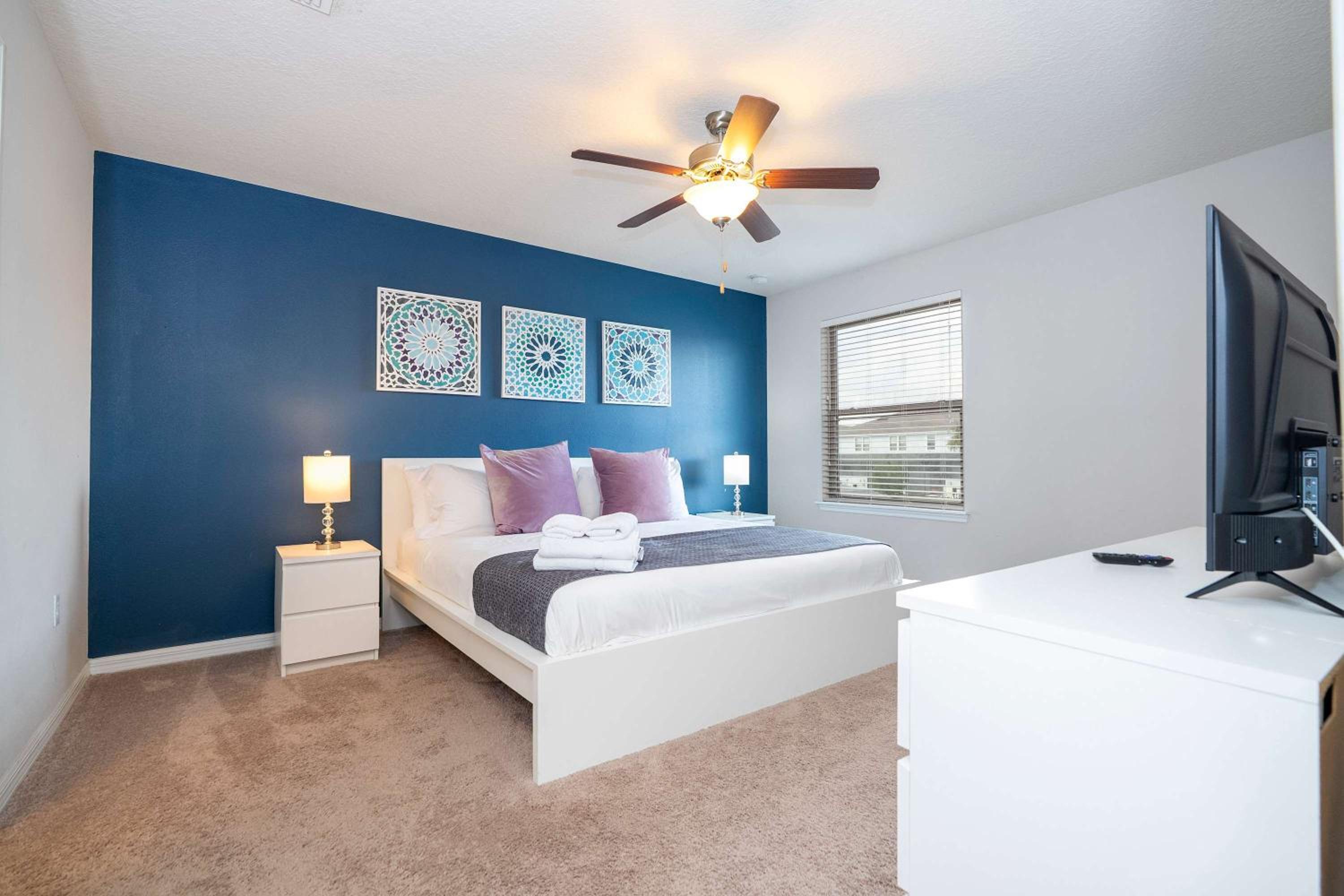 Gorgeous 5Bd w Private Pool Windsor Westside 8893