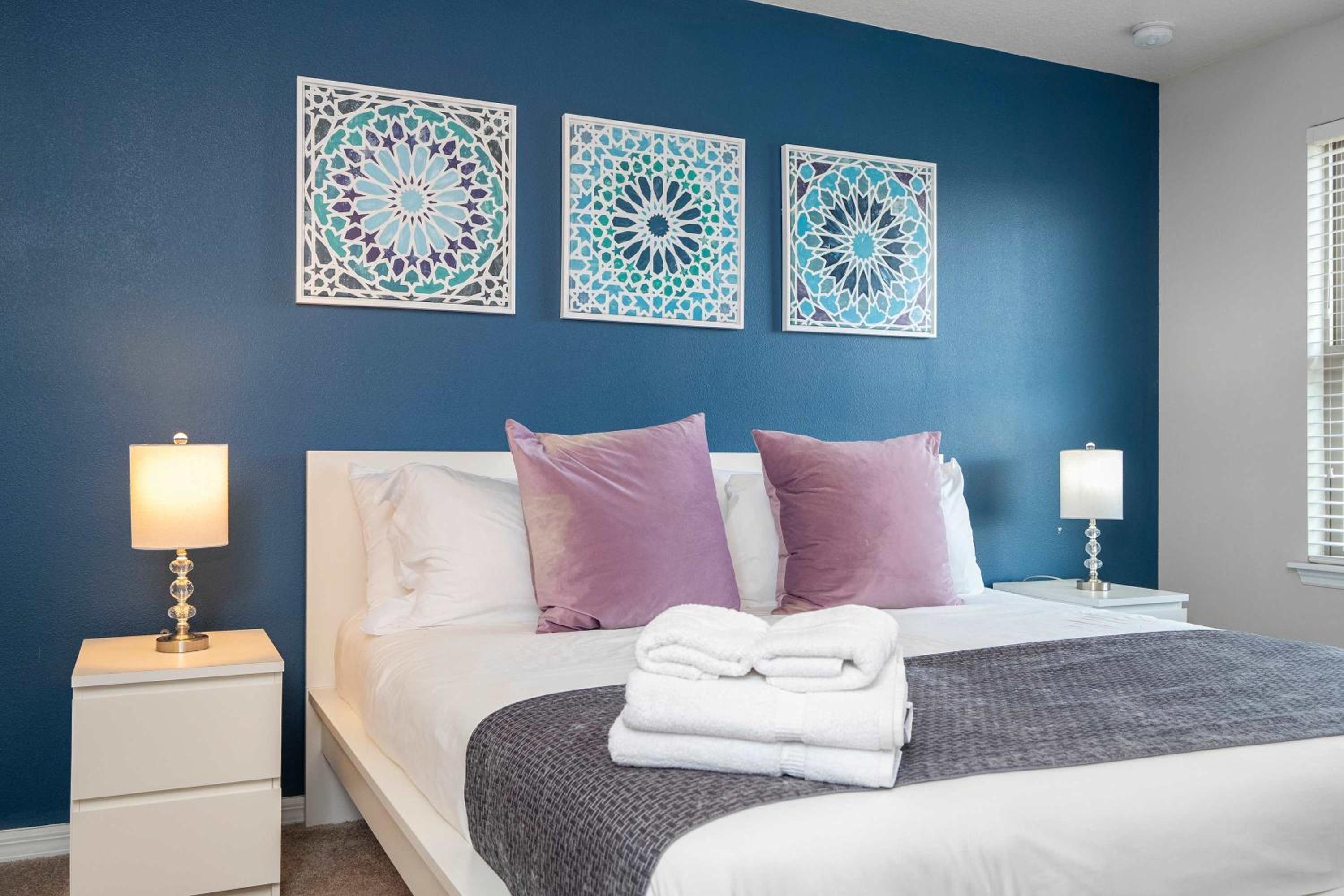 Gorgeous 5Bd w Private Pool Windsor Westside 8893