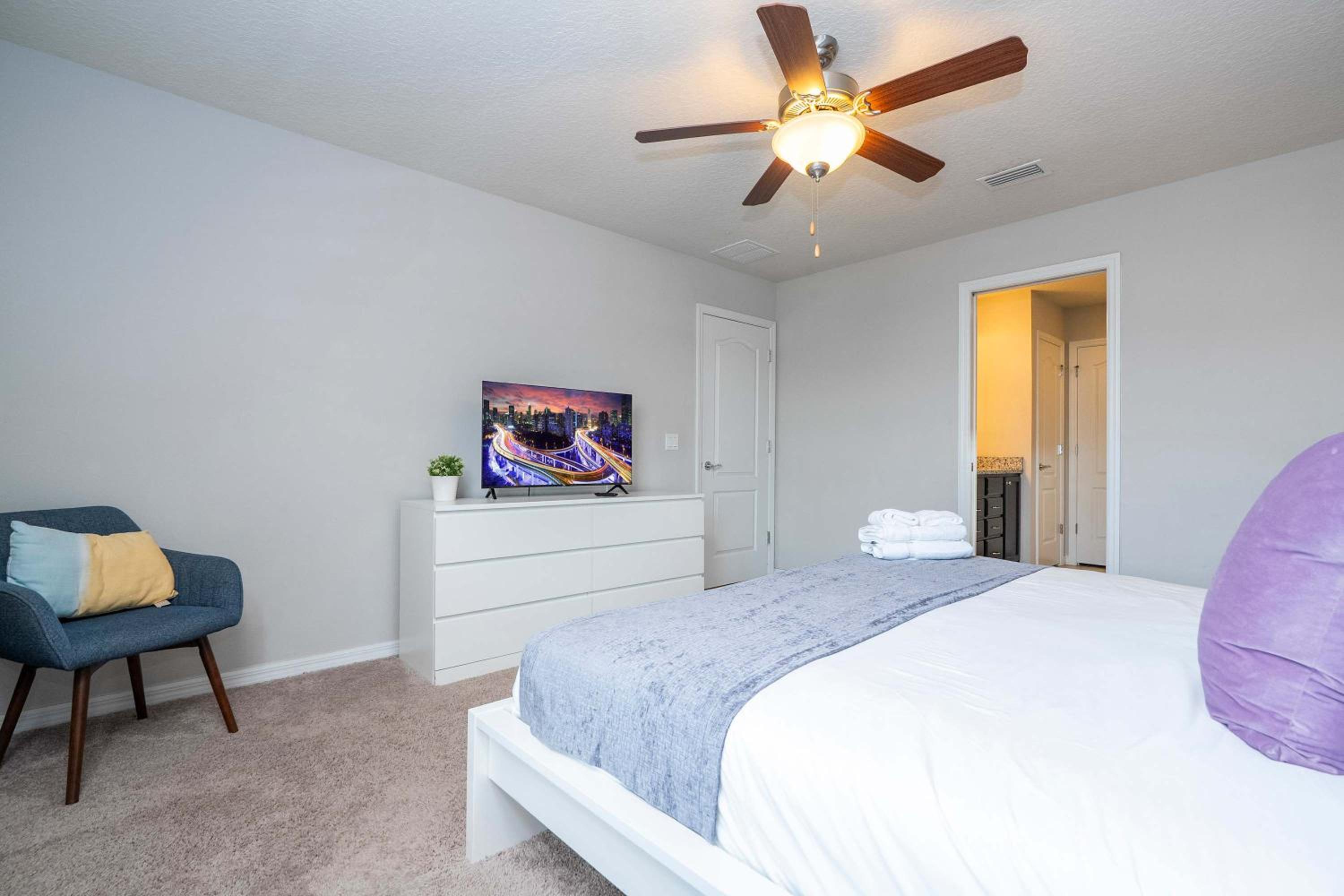 Gorgeous 5Bd w Private Pool Windsor Westside 8893