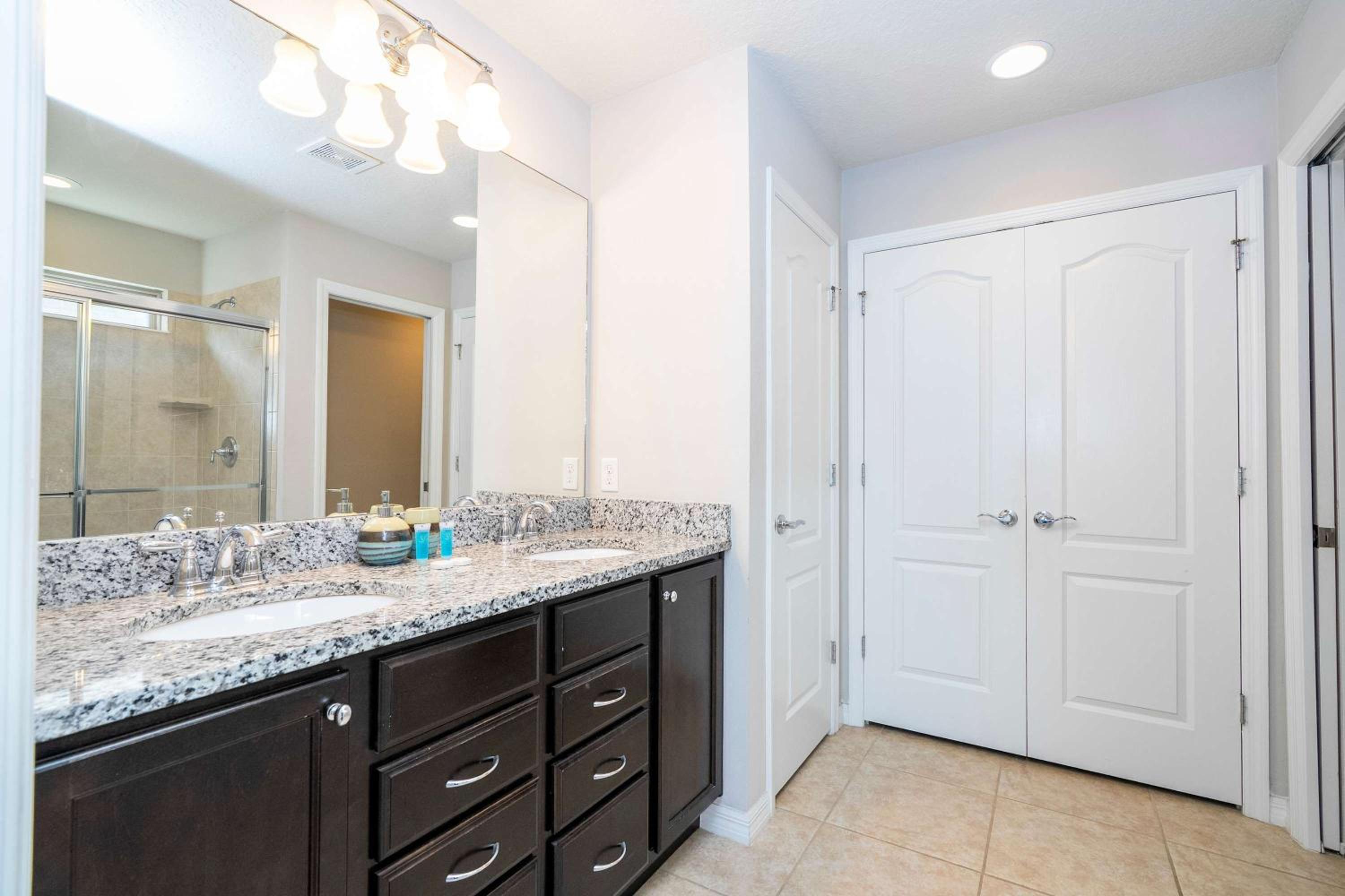 Gorgeous 5Bd w Private Pool Windsor Westside 8893