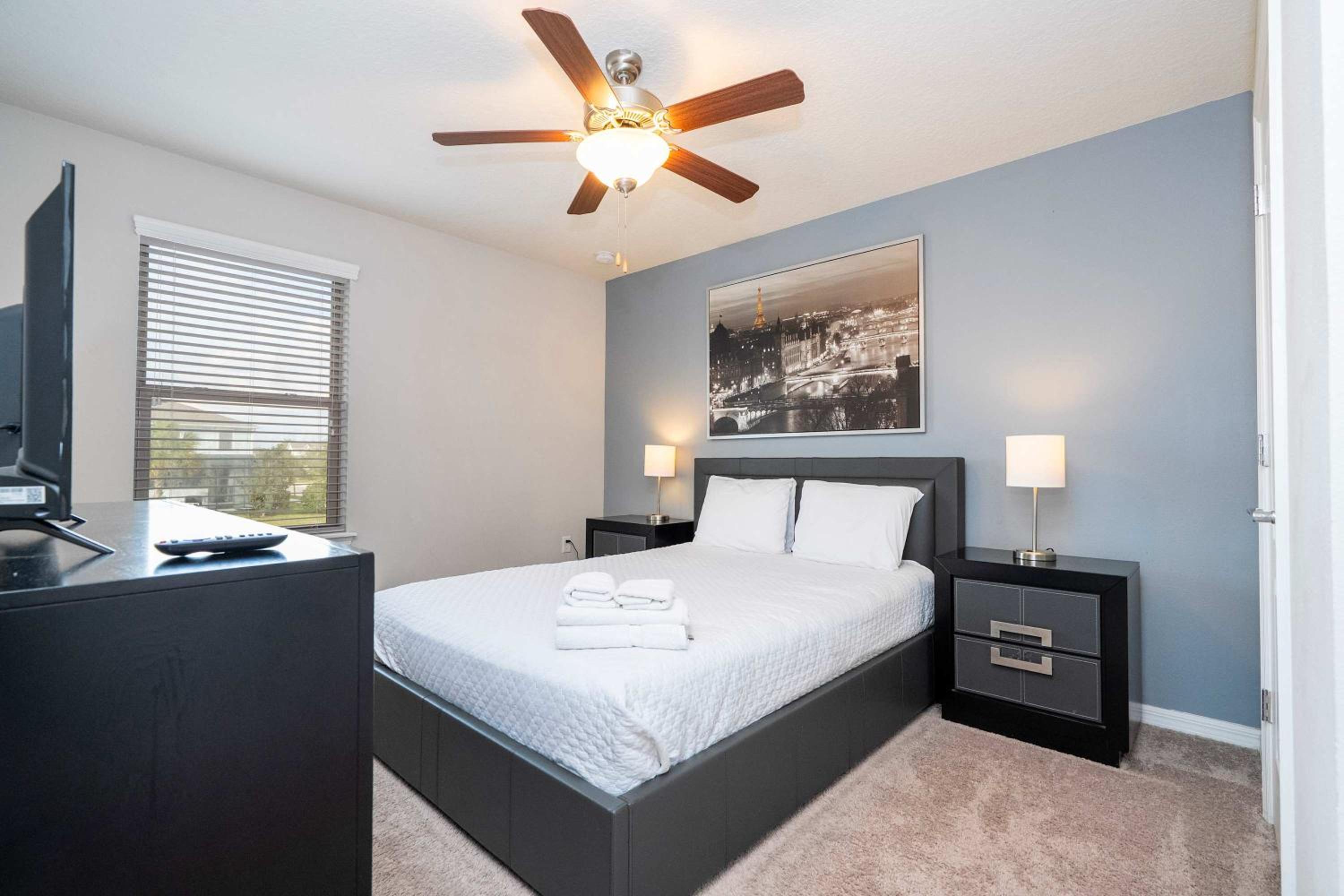 Gorgeous 5Bd w Private Pool Windsor Westside 8893