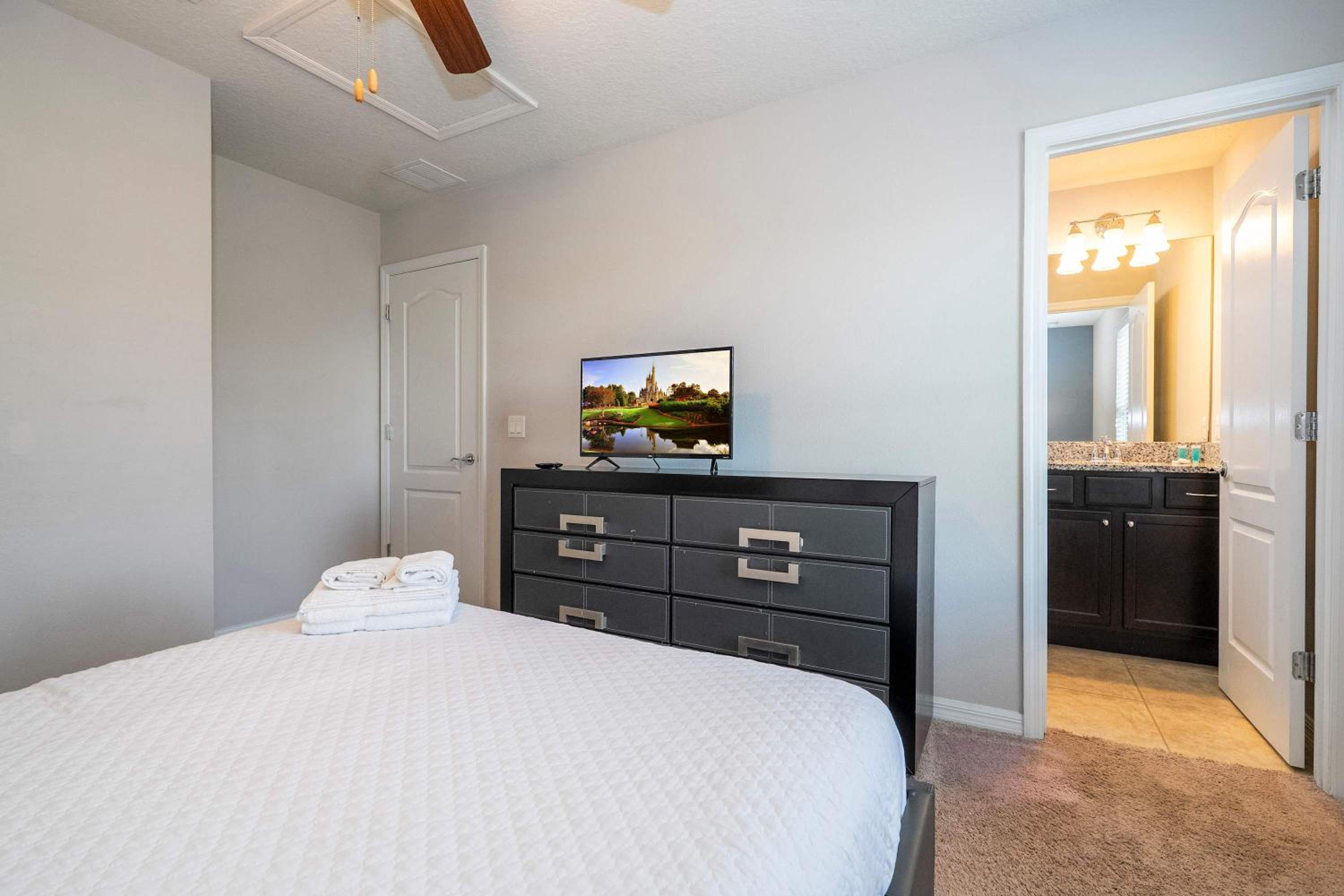 Gorgeous 5Bd w Private Pool Windsor Westside 8893