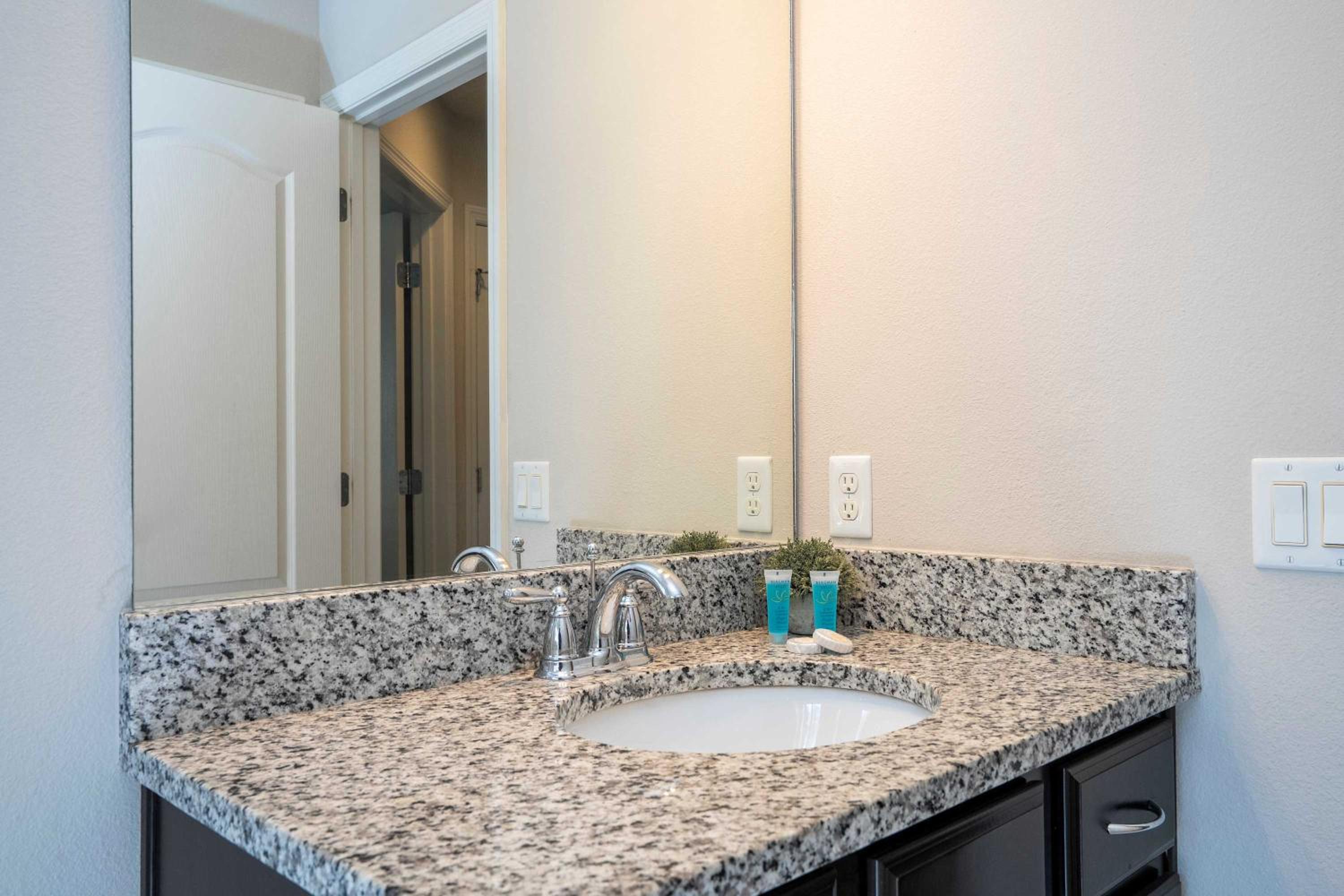 Gorgeous 5Bd w Private Pool Windsor Westside 8893