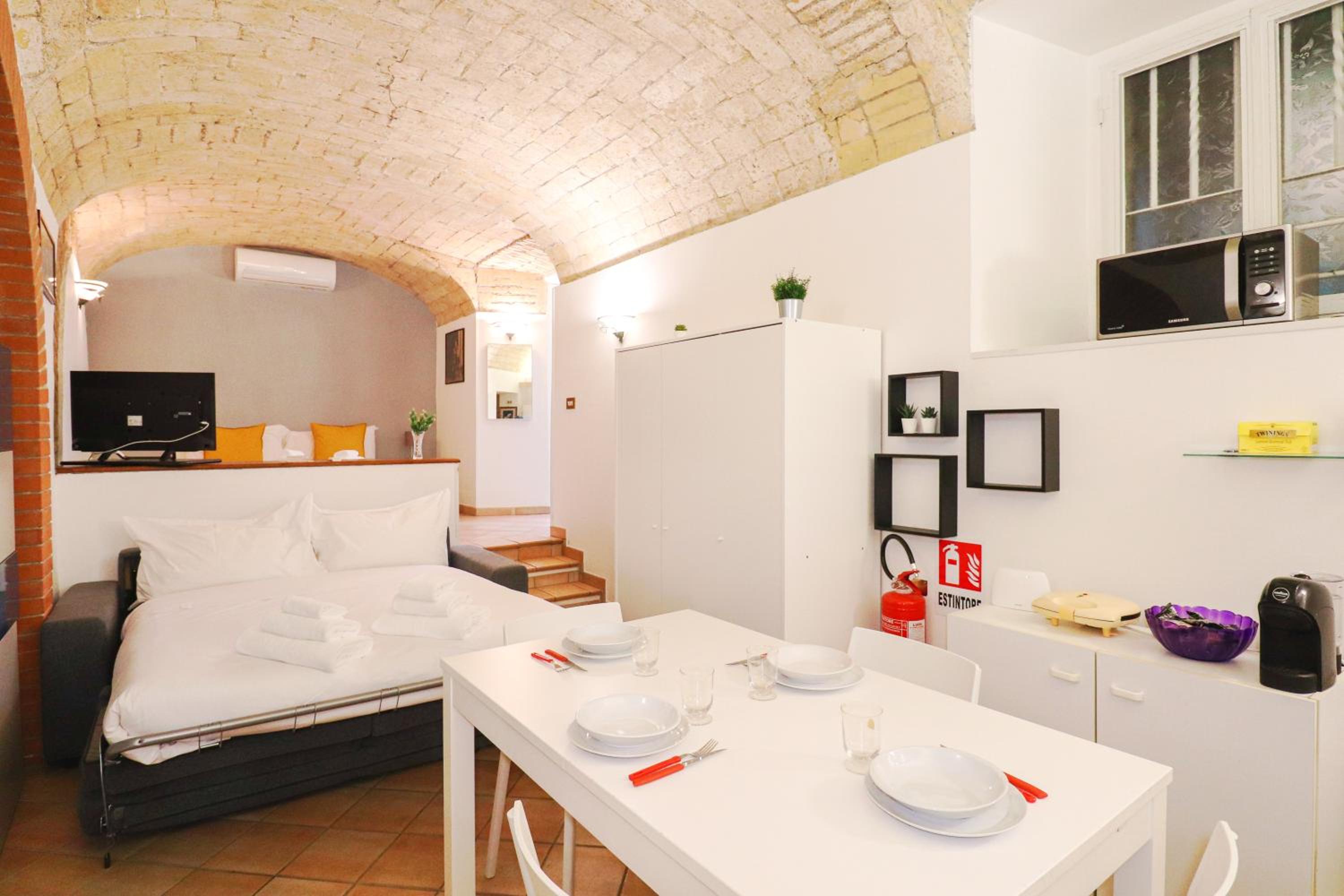 Authentic Central Roman Home - Metro 7min, 5min to Rome Center, AC, Wi-Fi