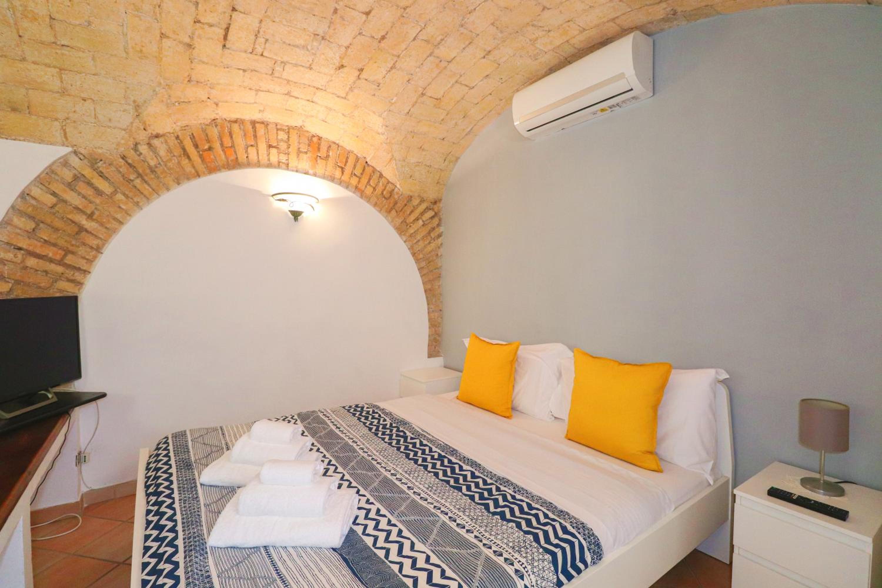 Authentic Central Roman Home - Metro 7min, 5min to Rome Center, AC, Wi-Fi