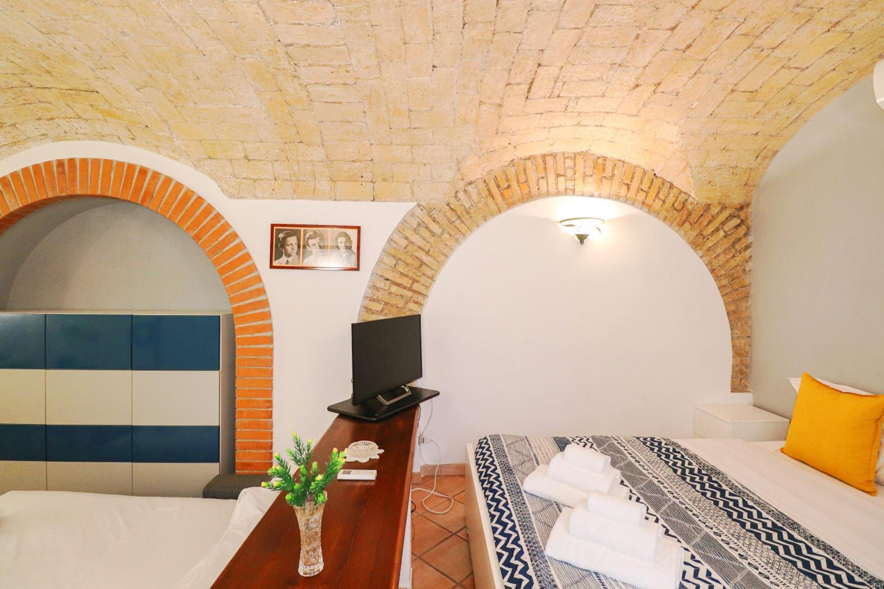 Authentic Central Roman Home - Metro 7min, 5min to Rome Center, AC, Wi-Fi