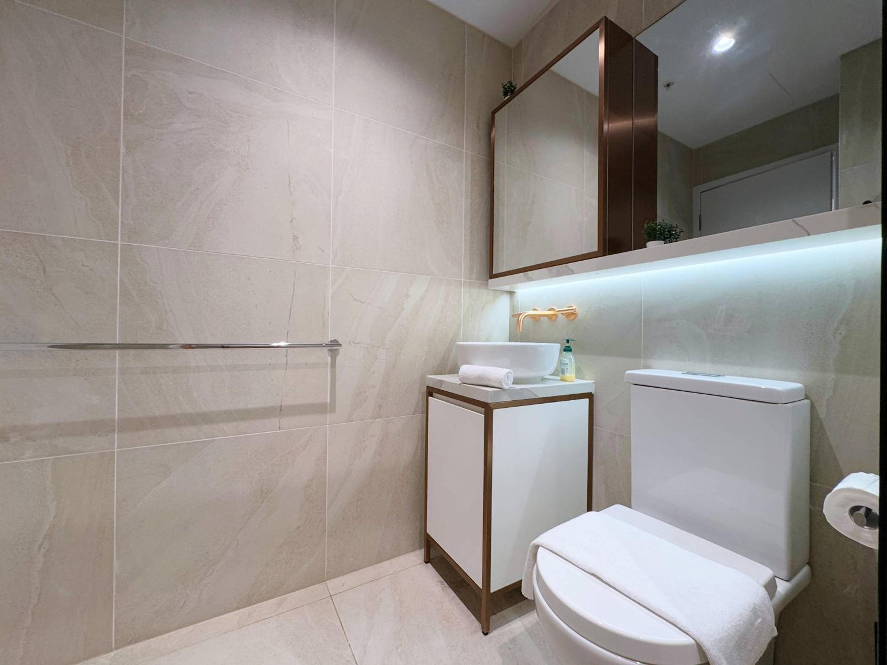 Bright & Modern 2BR Apt on Iconic Chapel Street