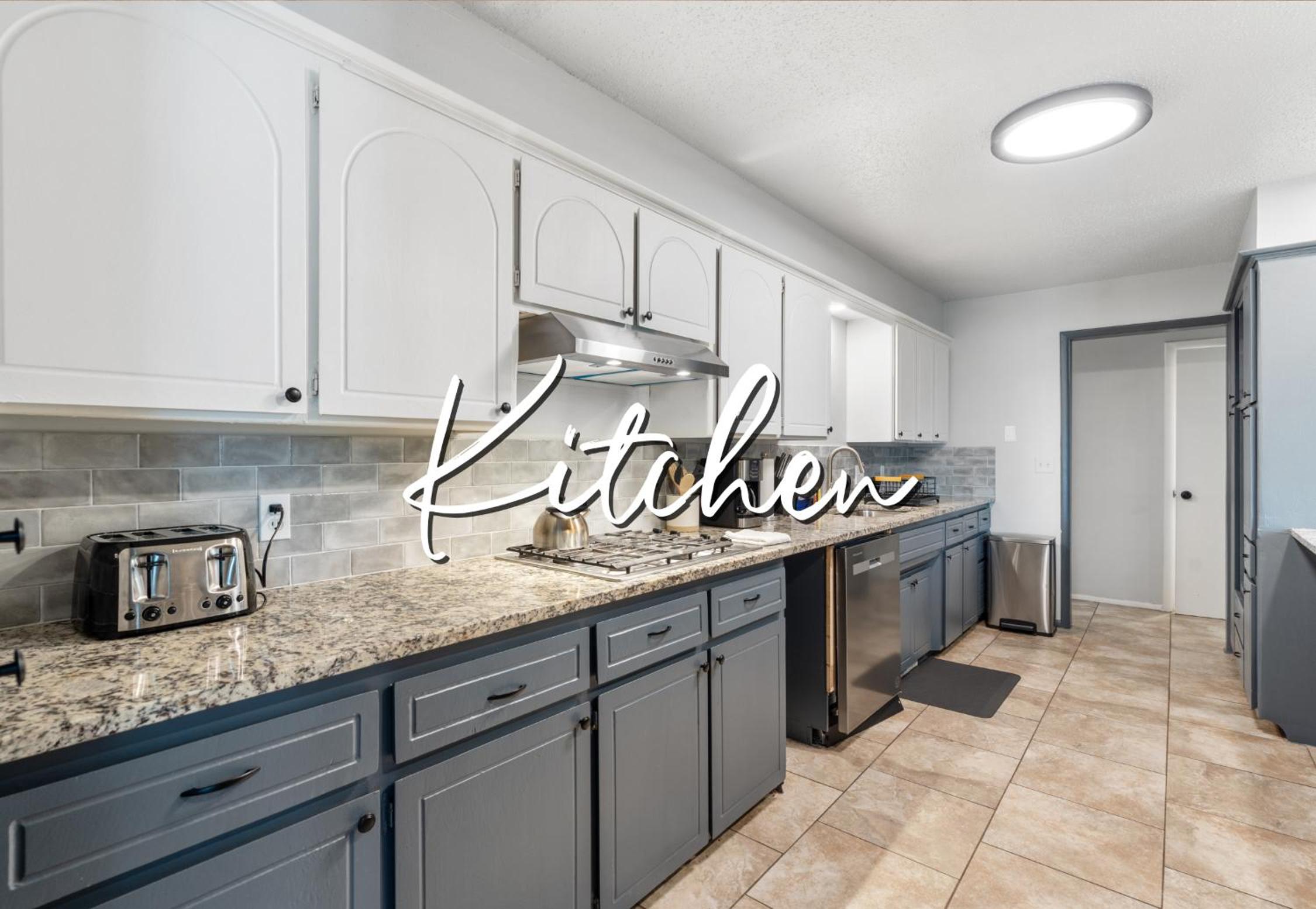 8BR Home Kitchen Laundry Sleeps 12 #08