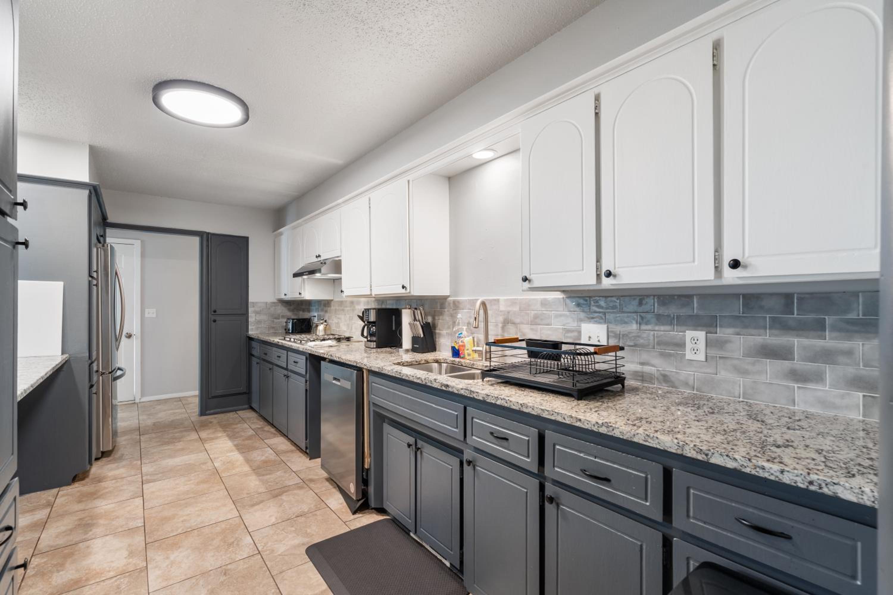 8BR Home Kitchen Laundry Sleeps 12 #08
