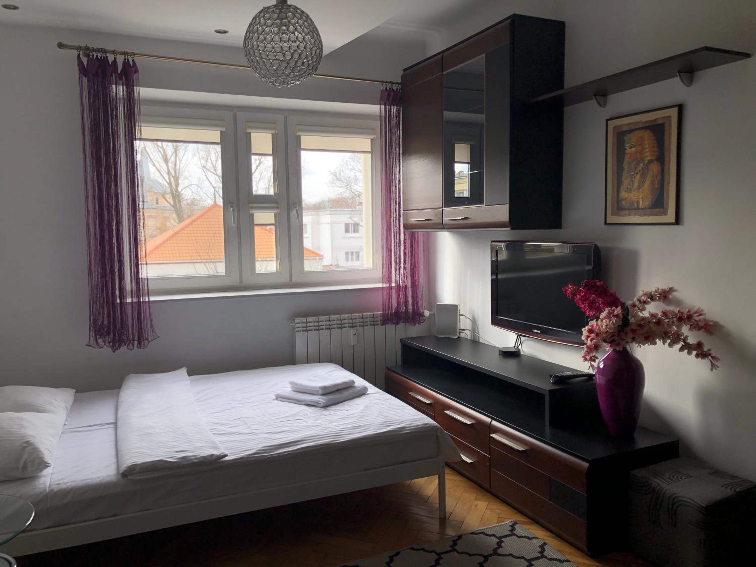 Plac Bankowy Apartment, Metro