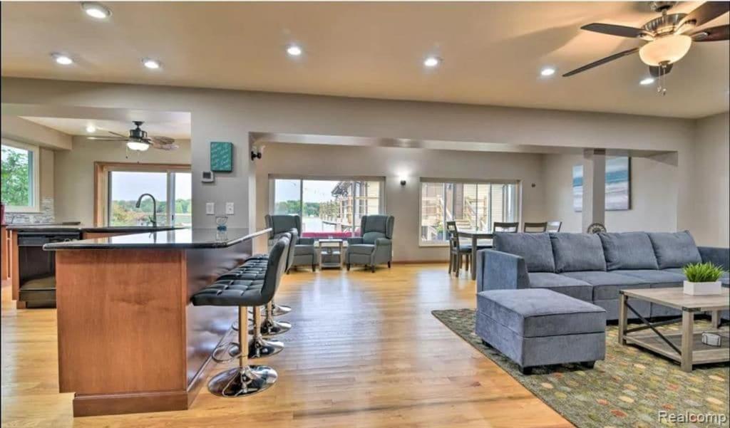 Lakefront Paradise with 7 beds - Fishing - Swimming