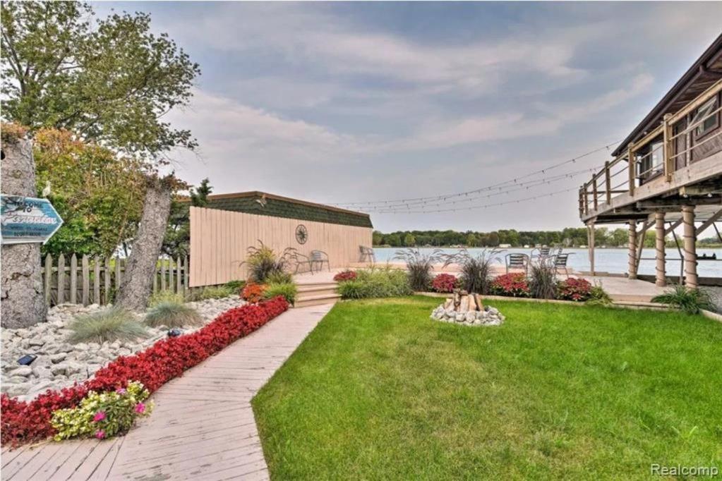 Lakefront Paradise with 7 beds - Fishing - Swimming