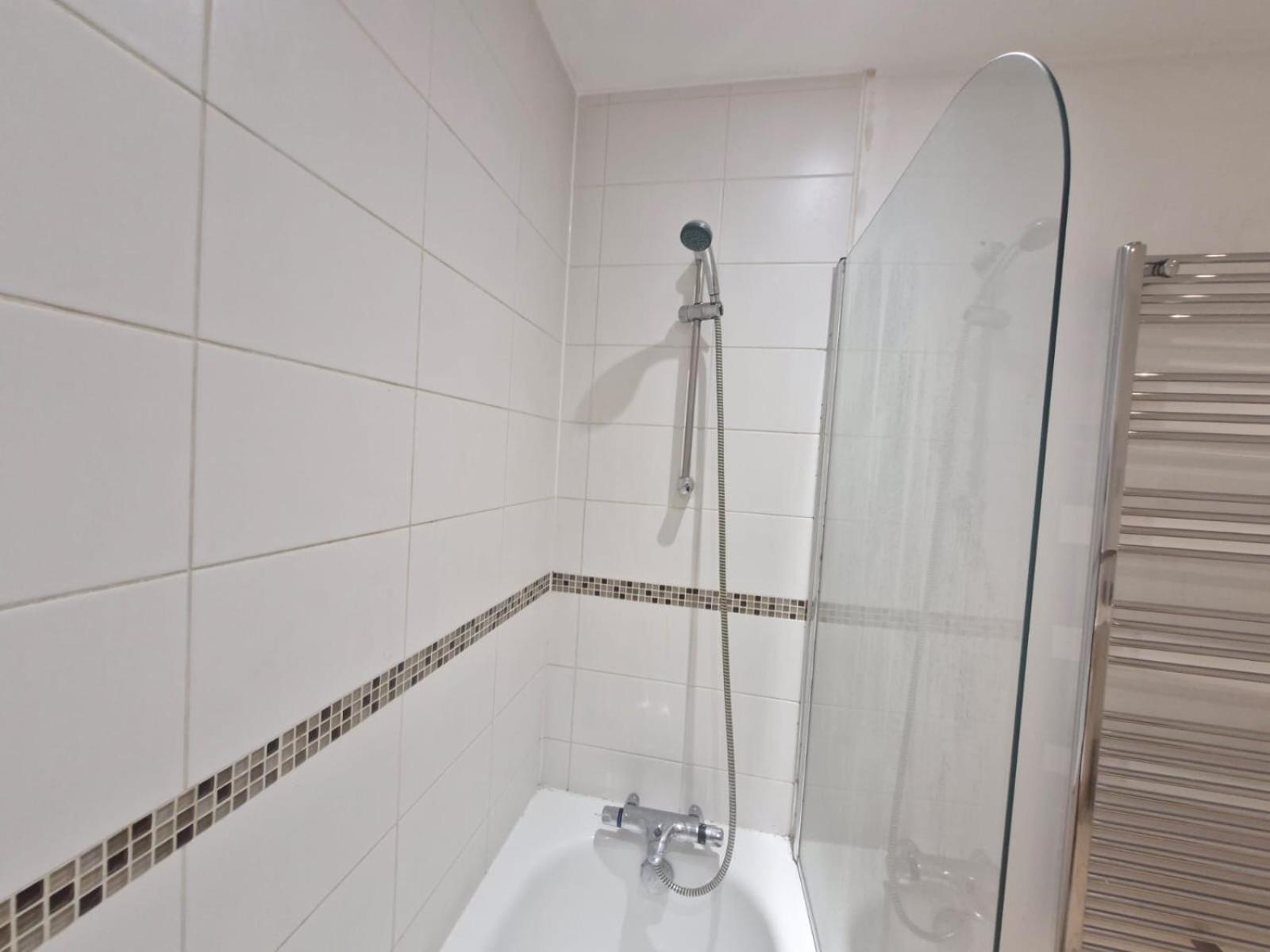 Slough Luxhaven Elegant One-Bed Apartment on High Street