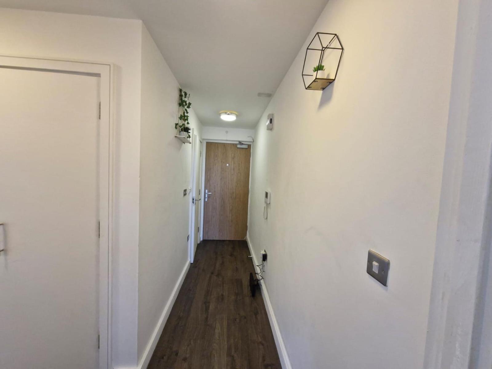Slough Luxhaven Elegant One-Bed Apartment on High Street