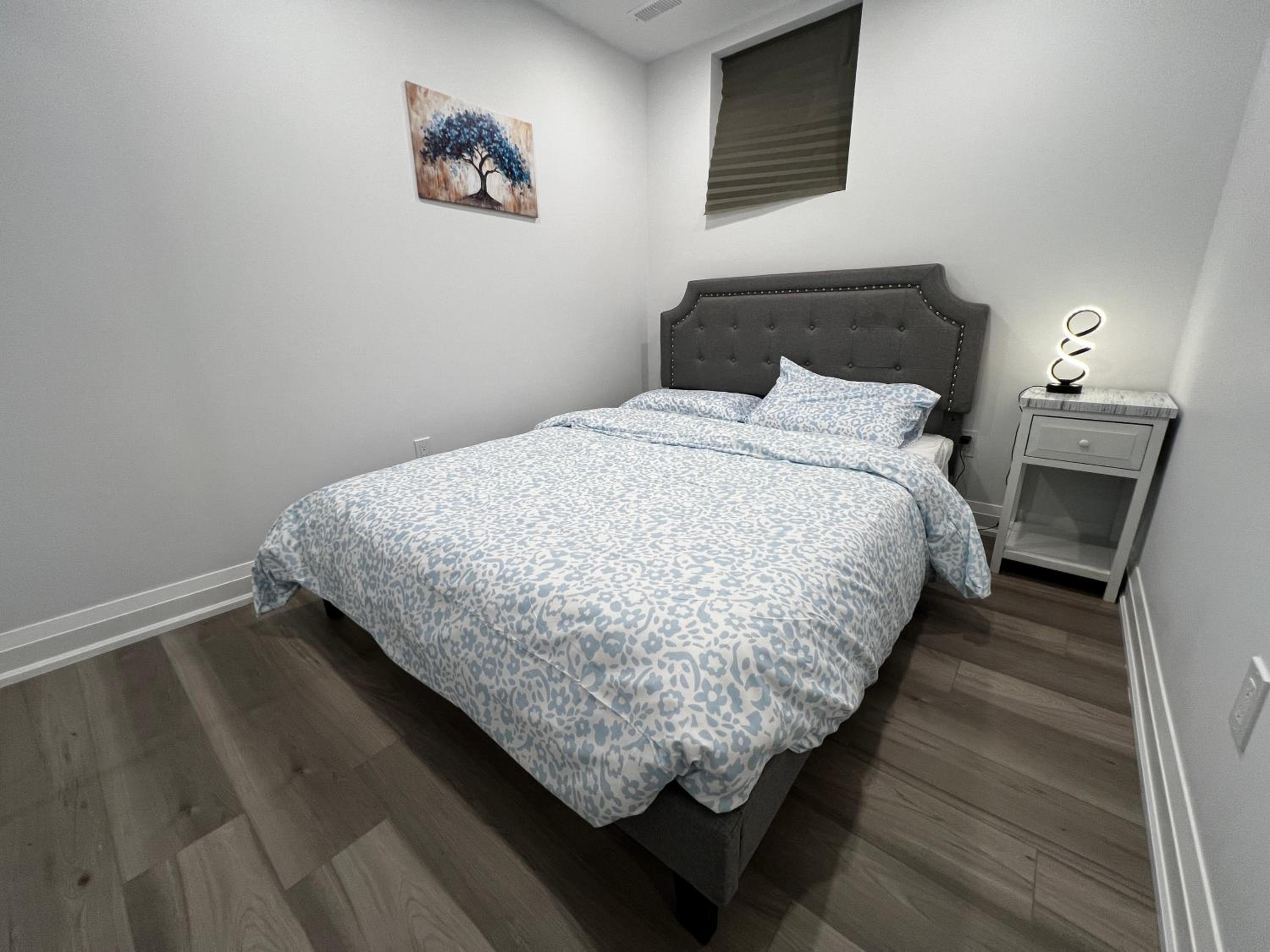 Cozy 2 Bedrooms Modern Basement Suite with Private entrance, Kitchen and parking