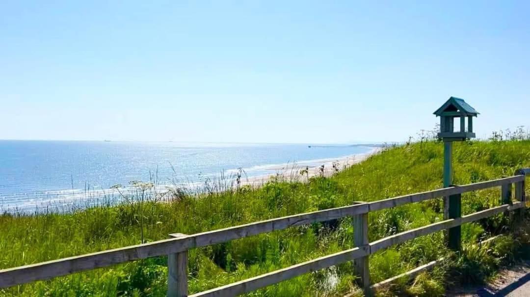 Sea Bliss Beachfront Caravan, 2 Bed King Ensuite, Sleeps 6, Wrap Decking, Crimdon Dene