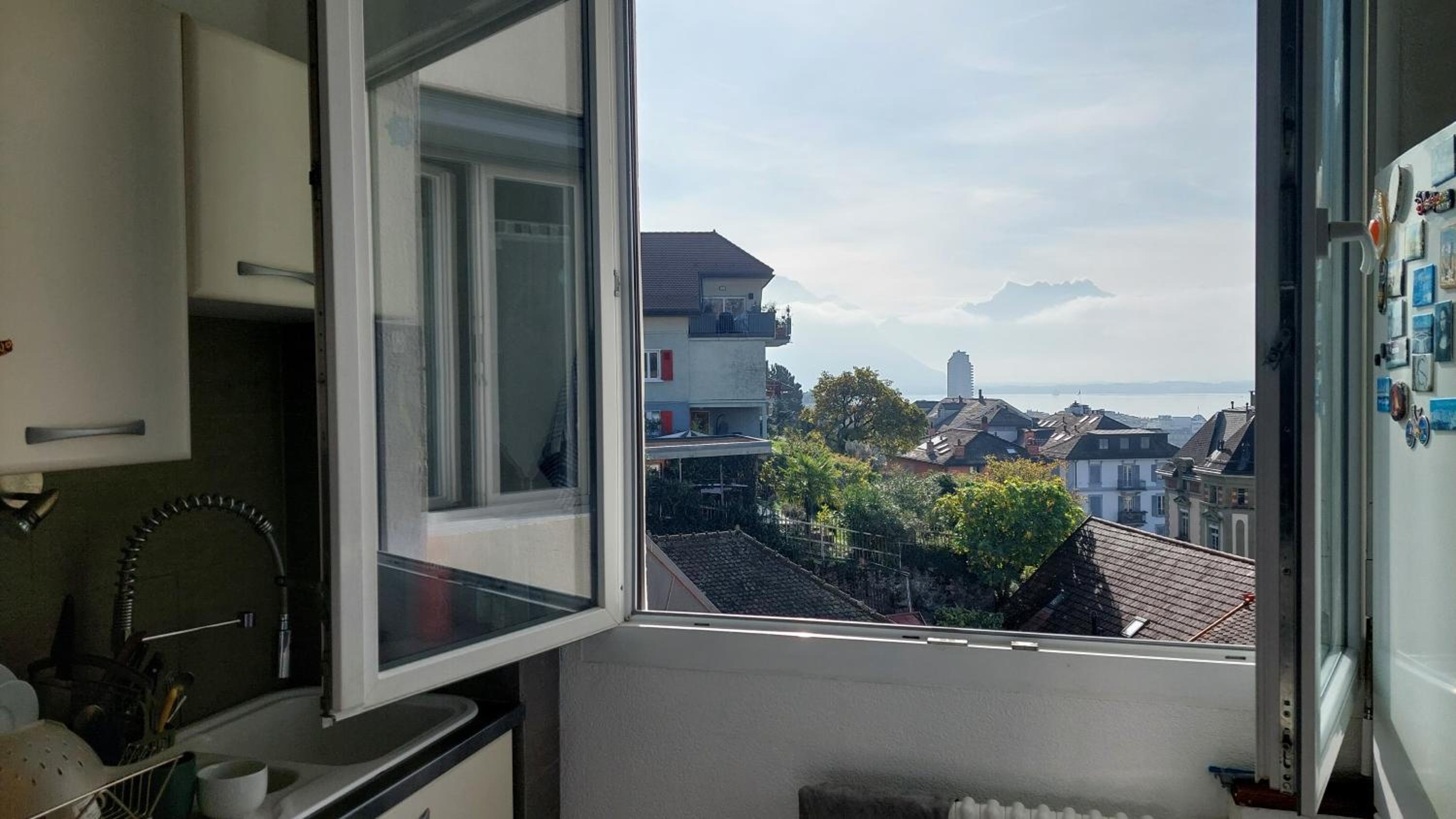 Inspiration room, lake, mountains, balcony in Montreux city center