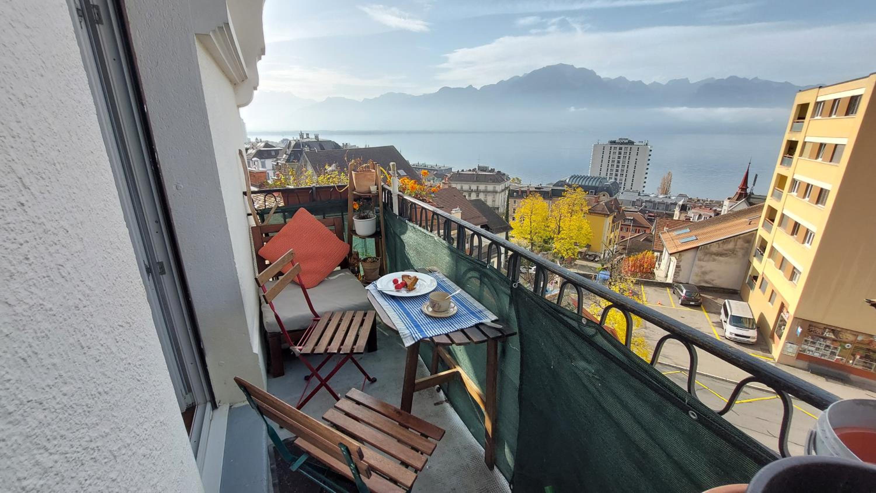 Inspiration room, lake, mountains, balcony in Montreux city center