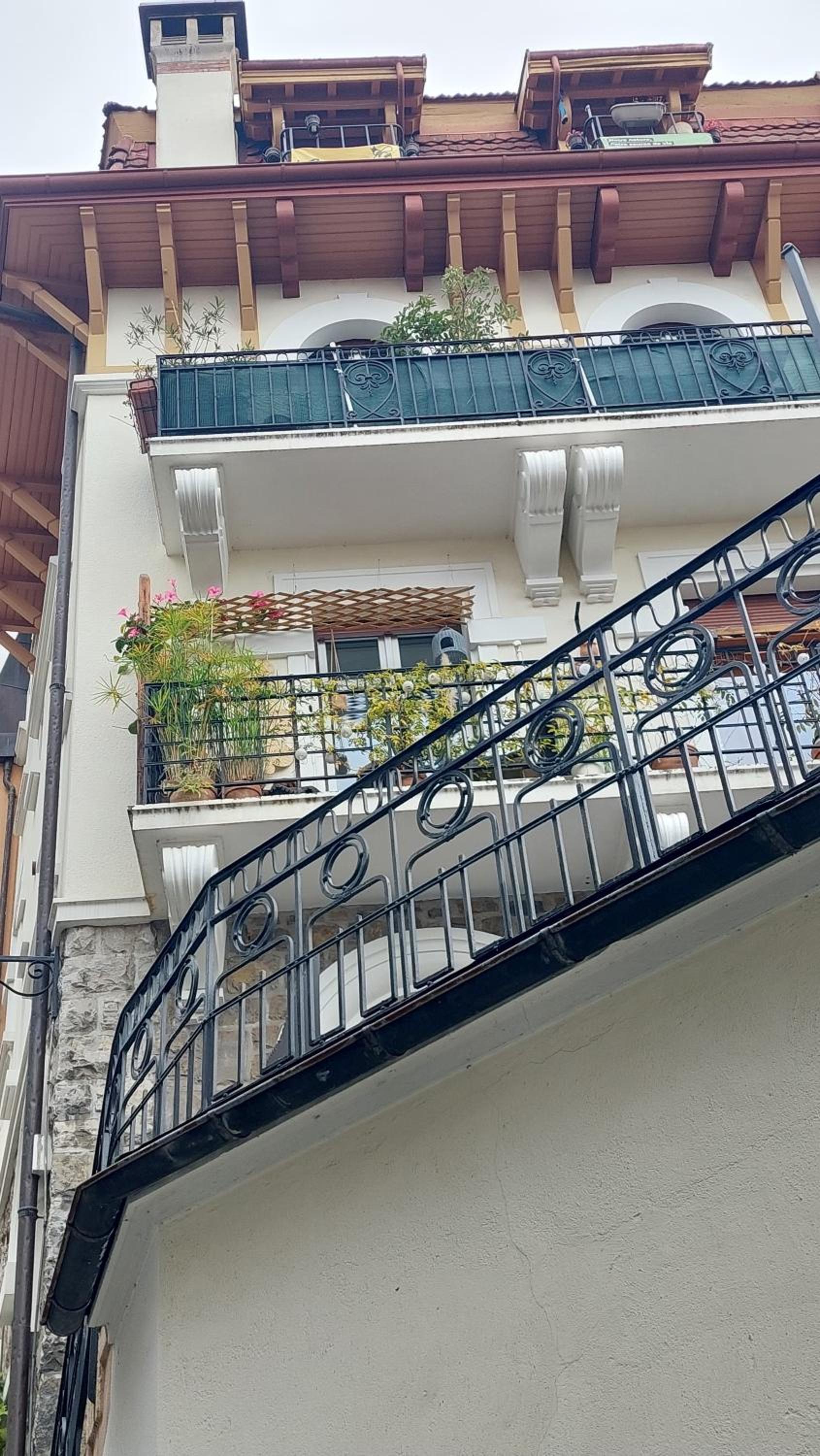 Inspiration room, lake, mountains, balcony in Montreux city center