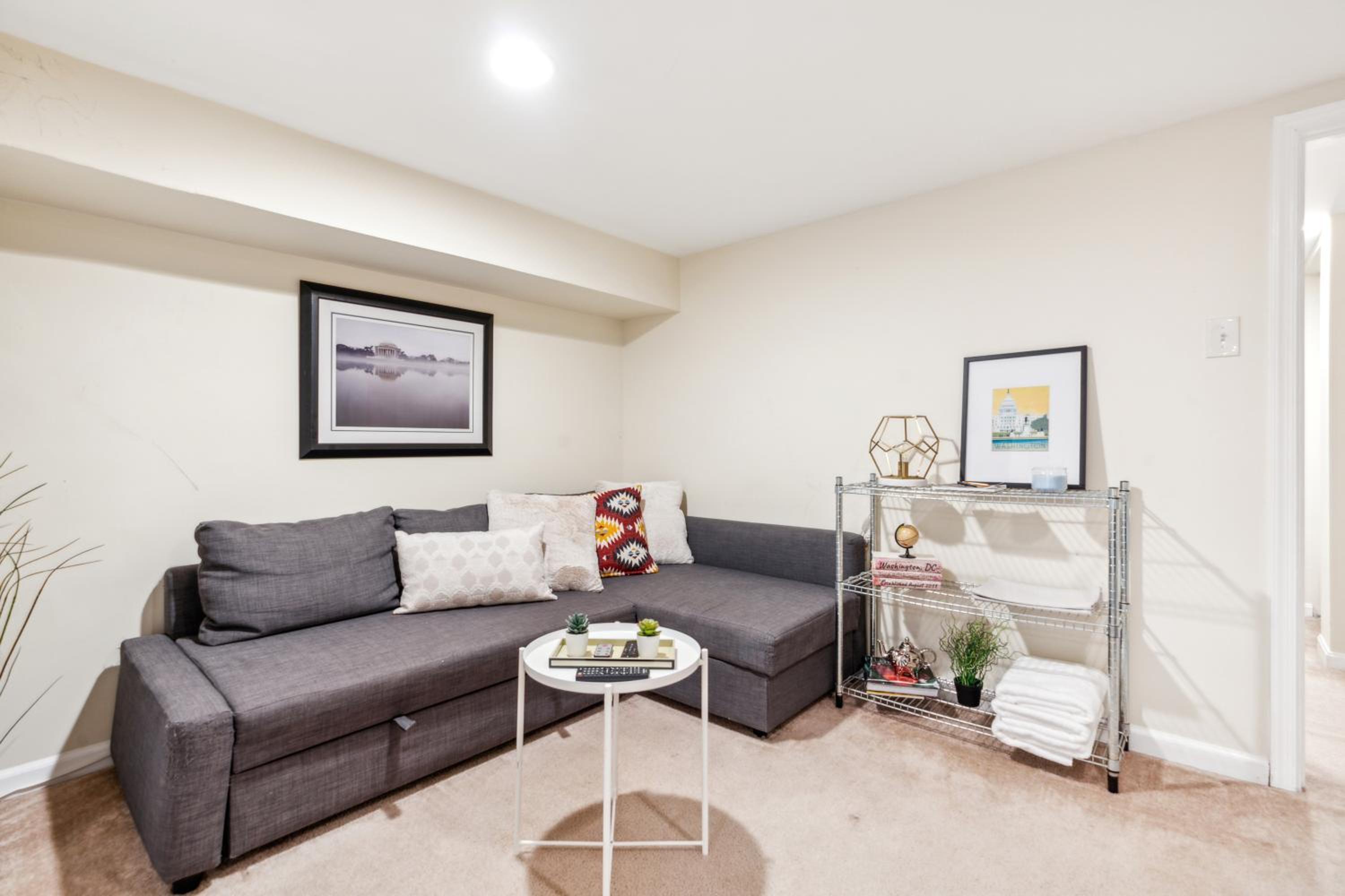 1BR Queen Suite w secure Parking and FiberOptics view 2