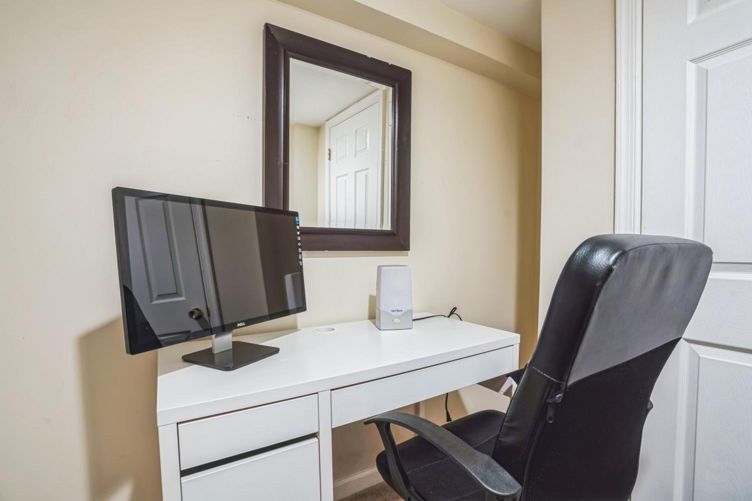 1BR Queen Suite w secure Parking and FiberOptics view 3