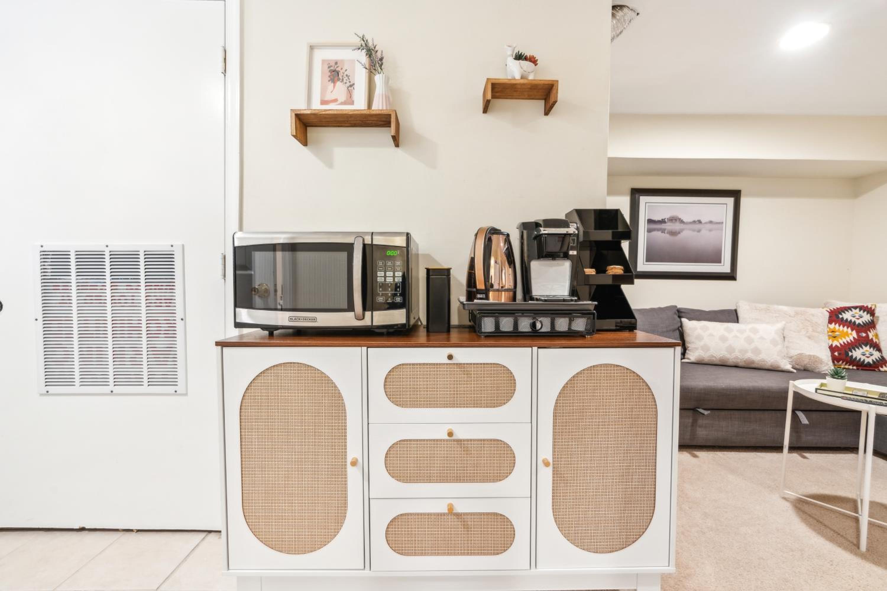 1BR Queen Suite w secure Parking and FiberOptics view 5