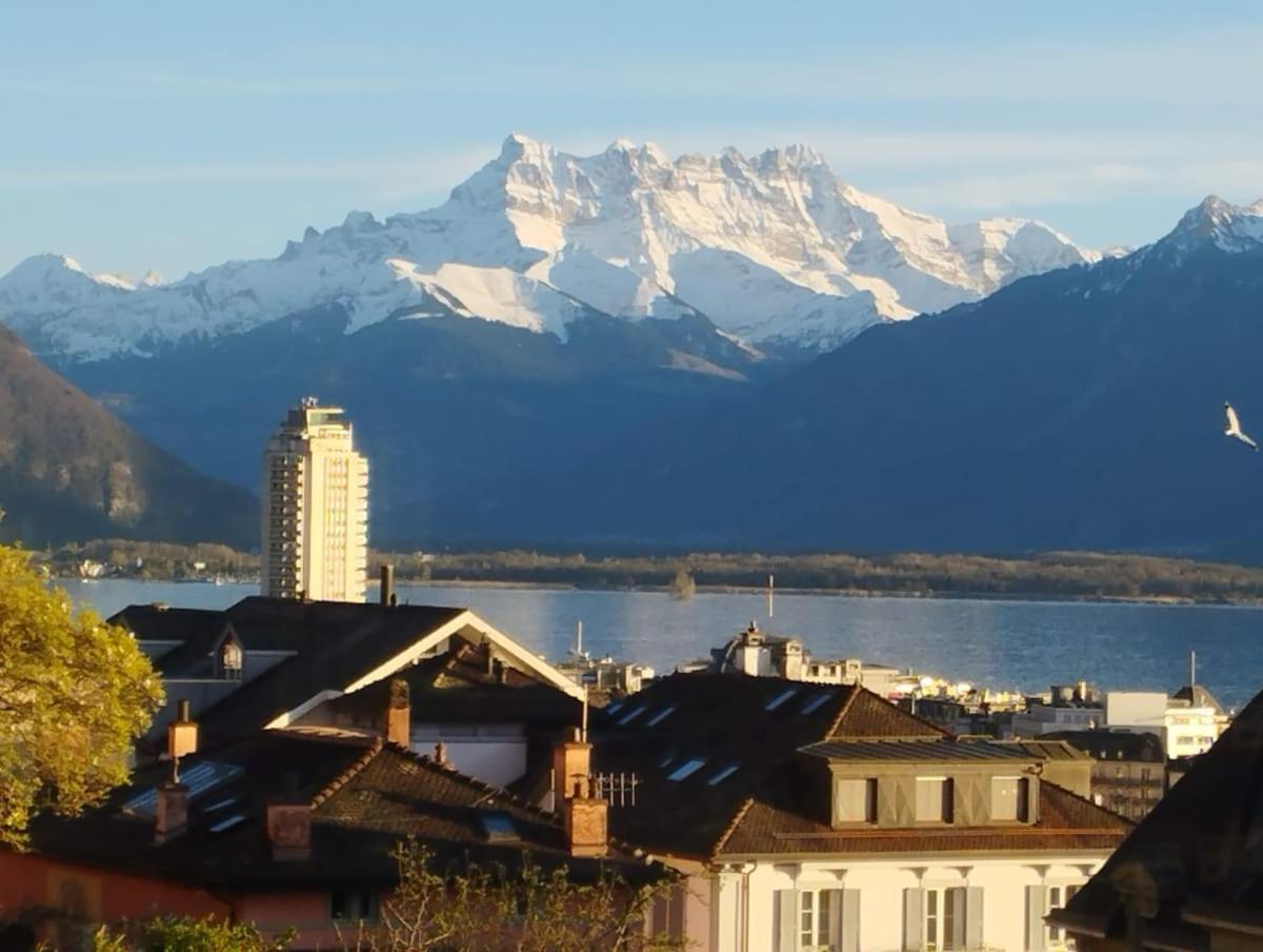 Inspiration room, lake, mountains, balcony in Montreux city center