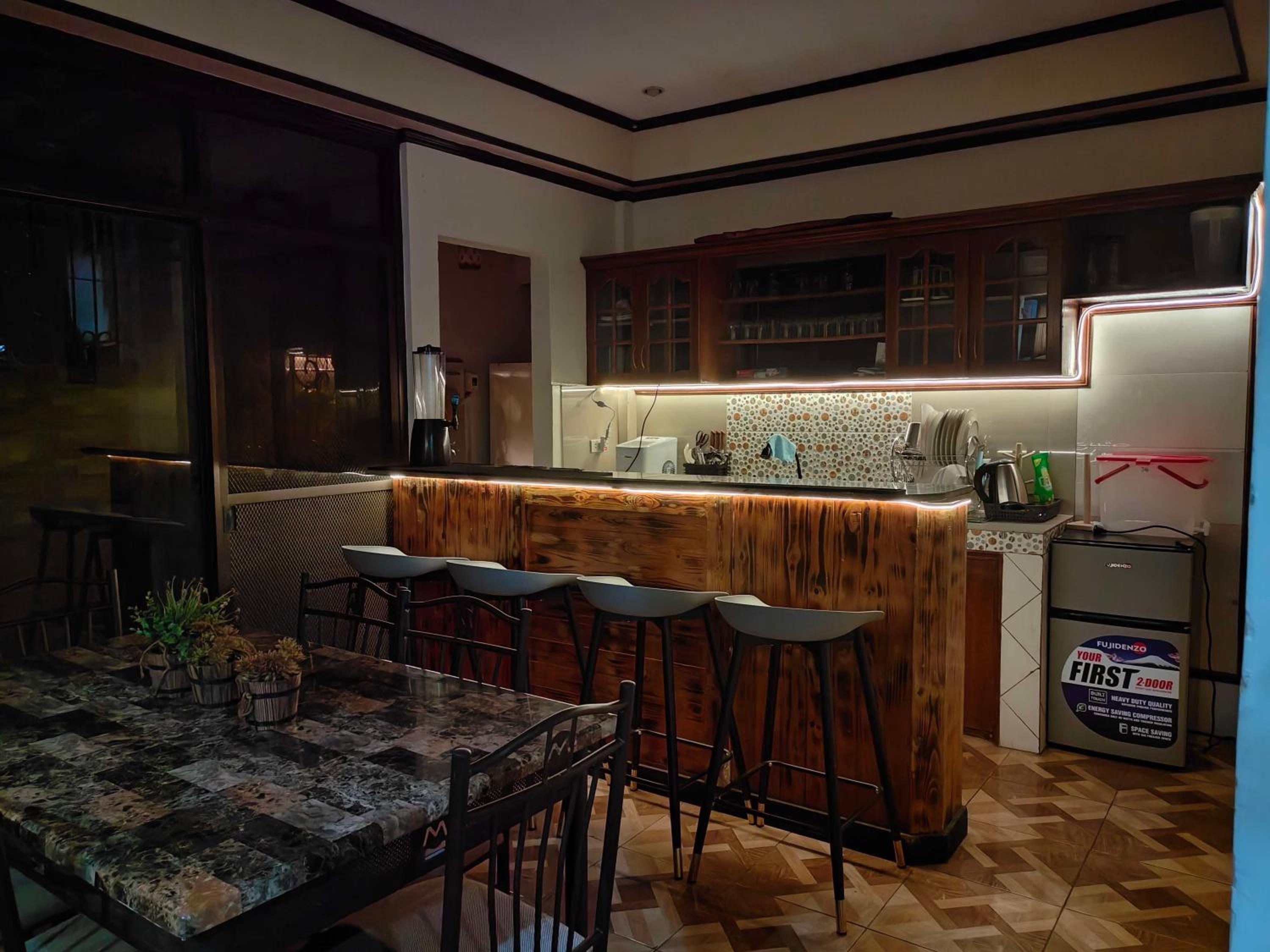 Spacious 3-Floor 6-BR Home, Pool, BBQ, KTV, WIFI