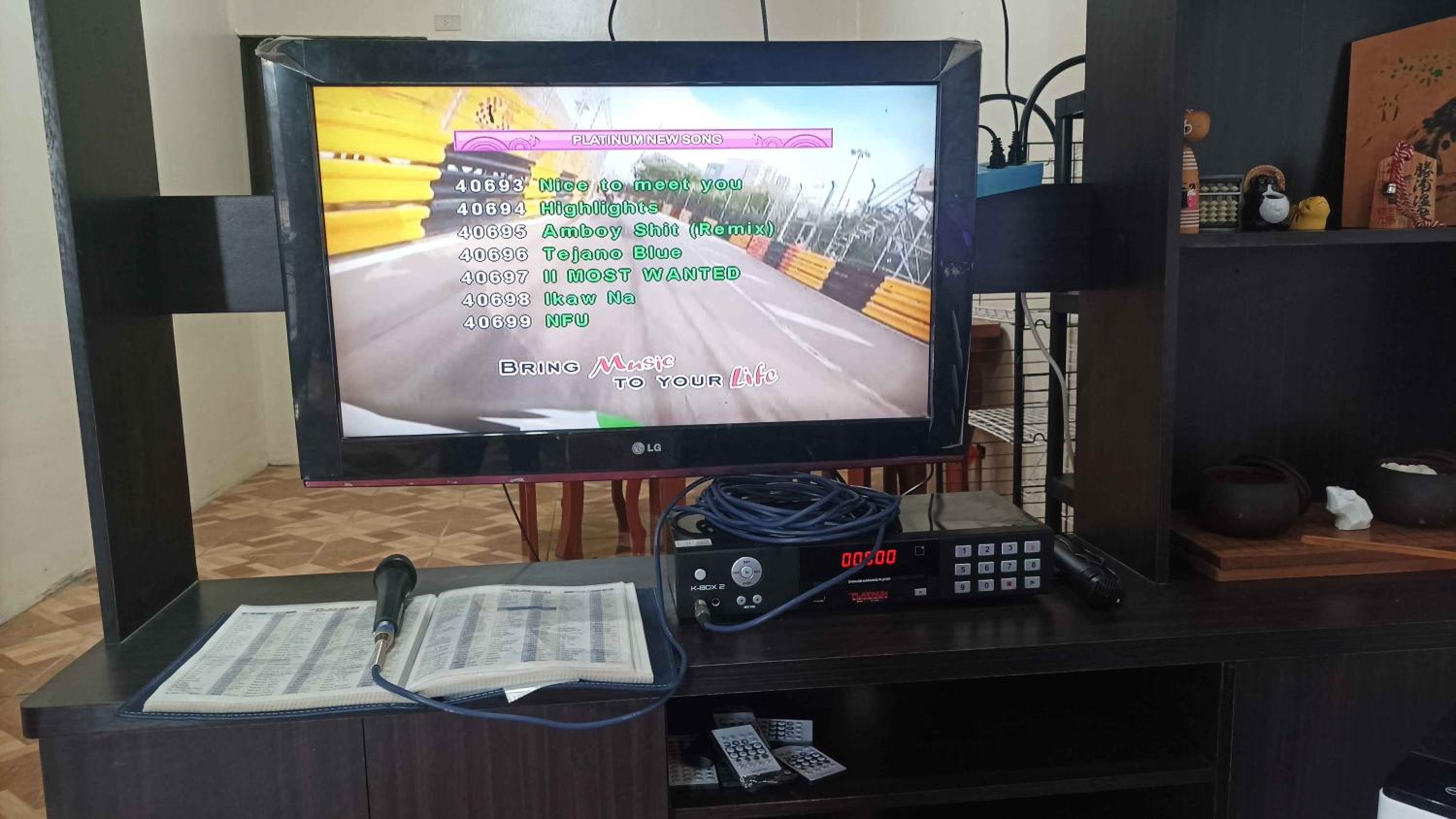 Spacious 3-Floor 6-BR Home, Pool, BBQ, KTV, WIFI