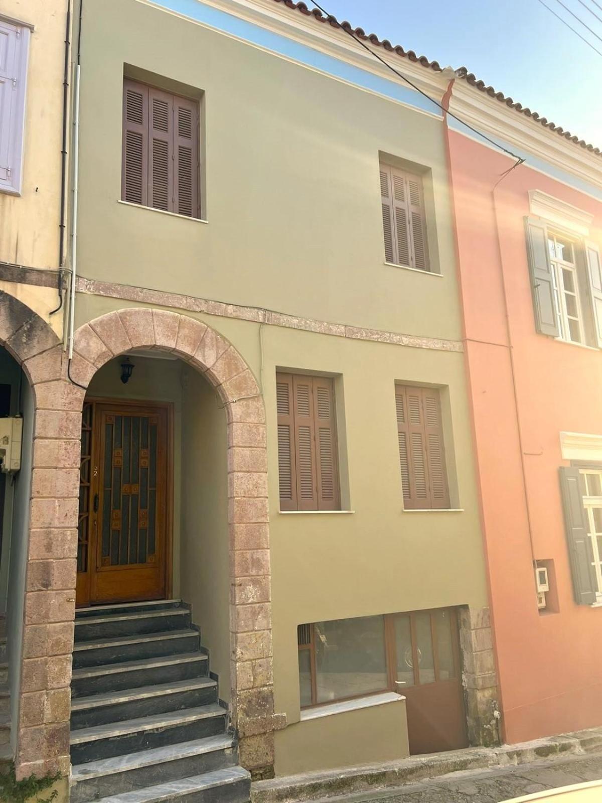 Διώροφη μονοκατοικία στο κέντρο