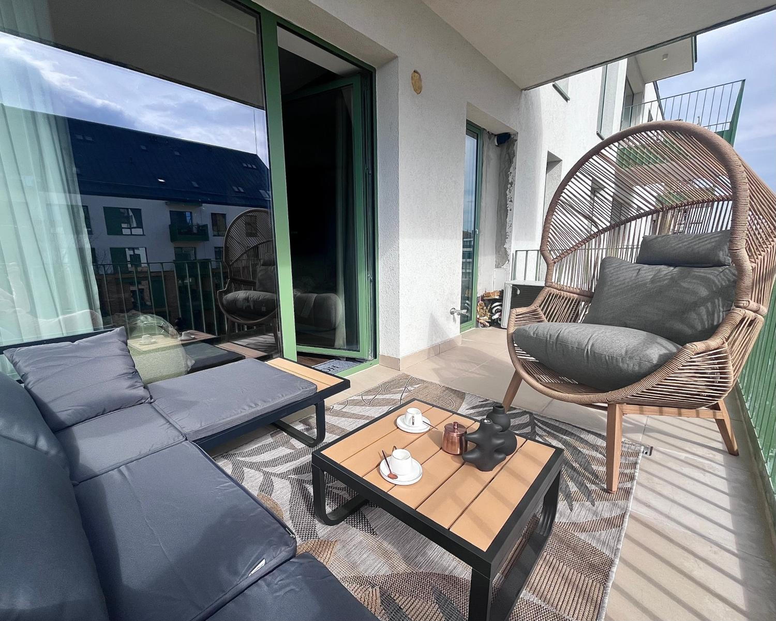 FLH La Vie En Rose Gold - Balcony, Free Parking, Bathtub, King Bed & AC