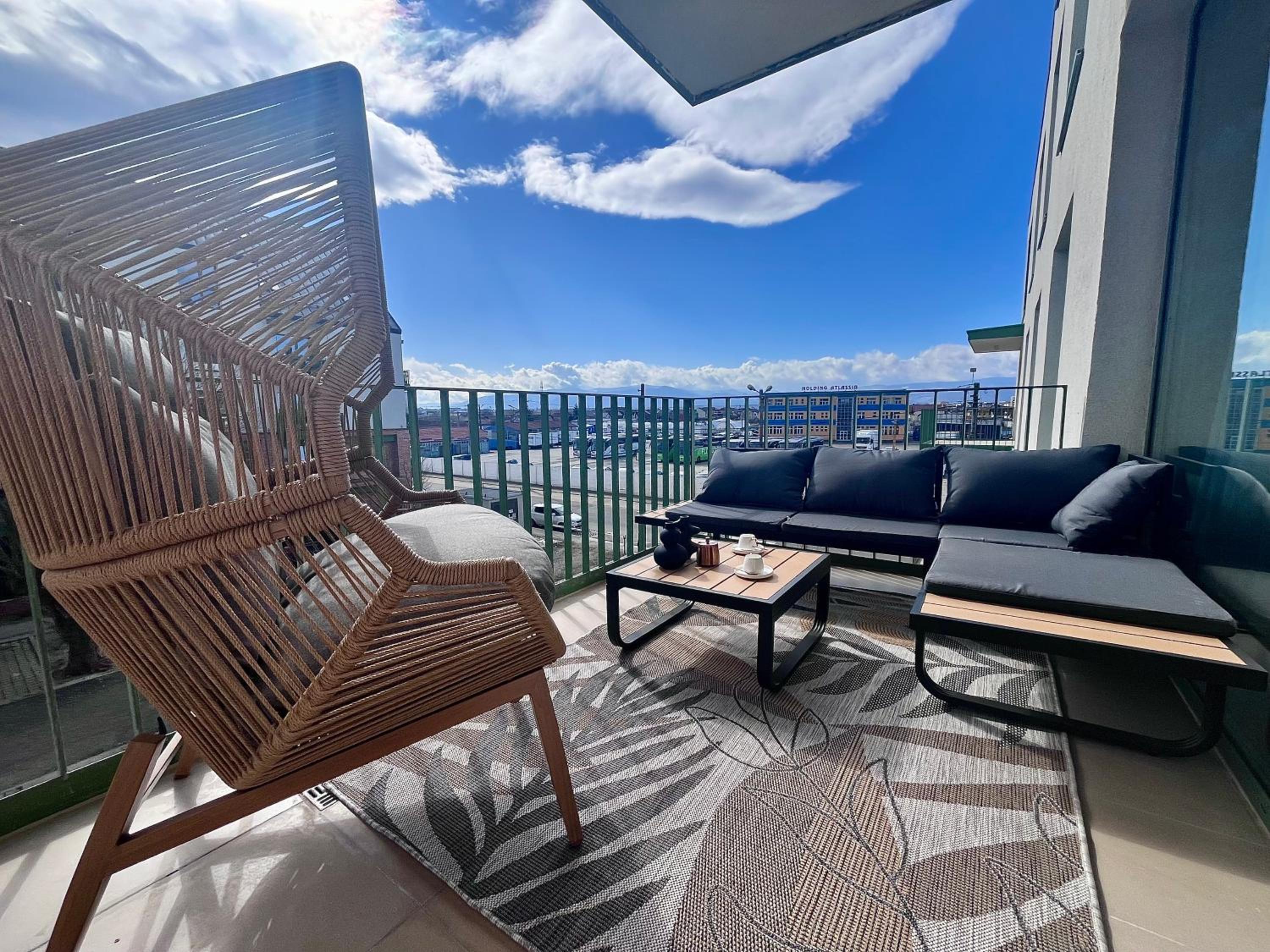FLH La Vie En Rose Gold - Balcony, Free Parking, Bathtub, King Bed & AC