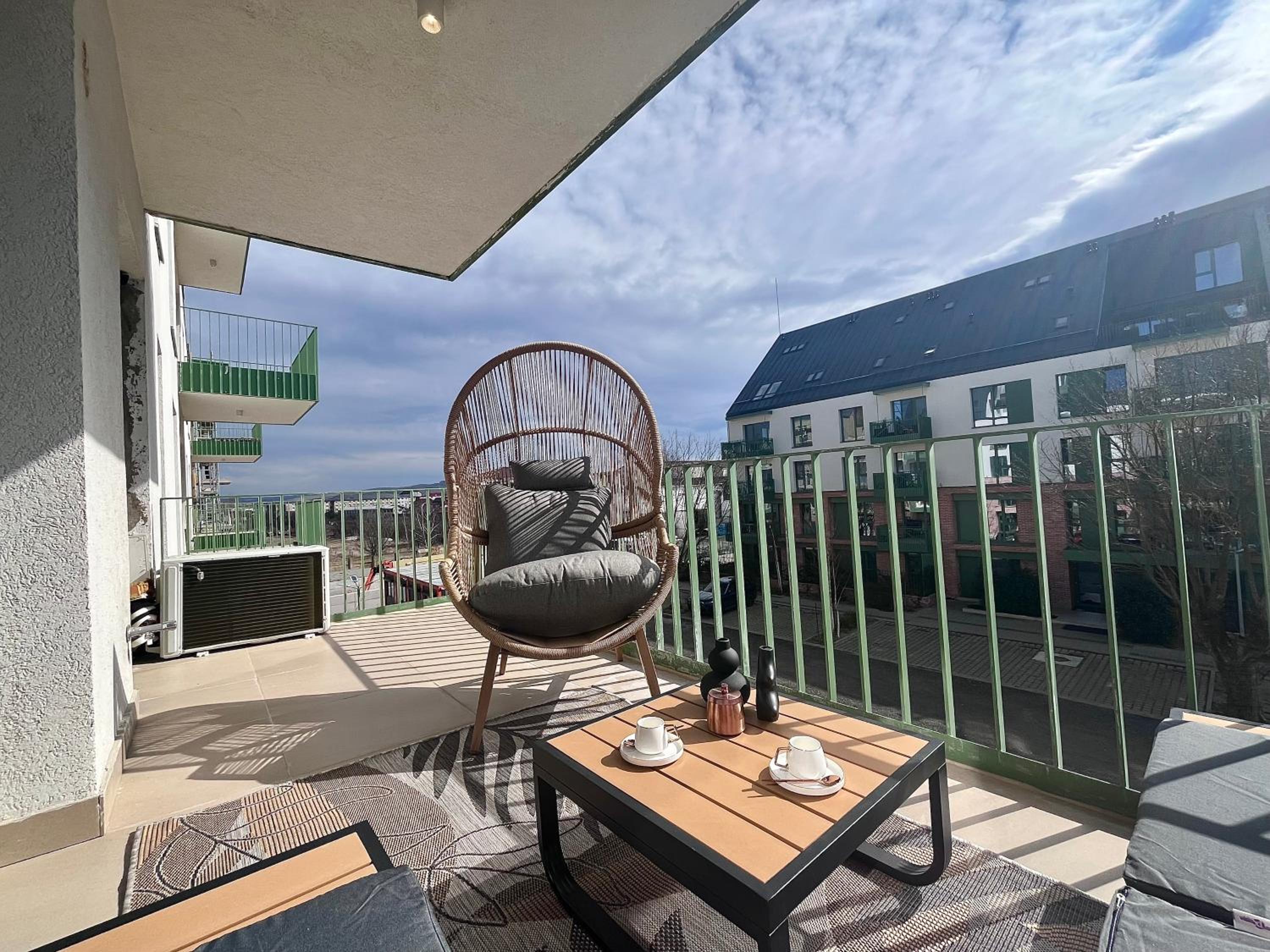 FLH La Vie En Rose Gold - Balcony, Free Parking, Bathtub, King Bed & AC