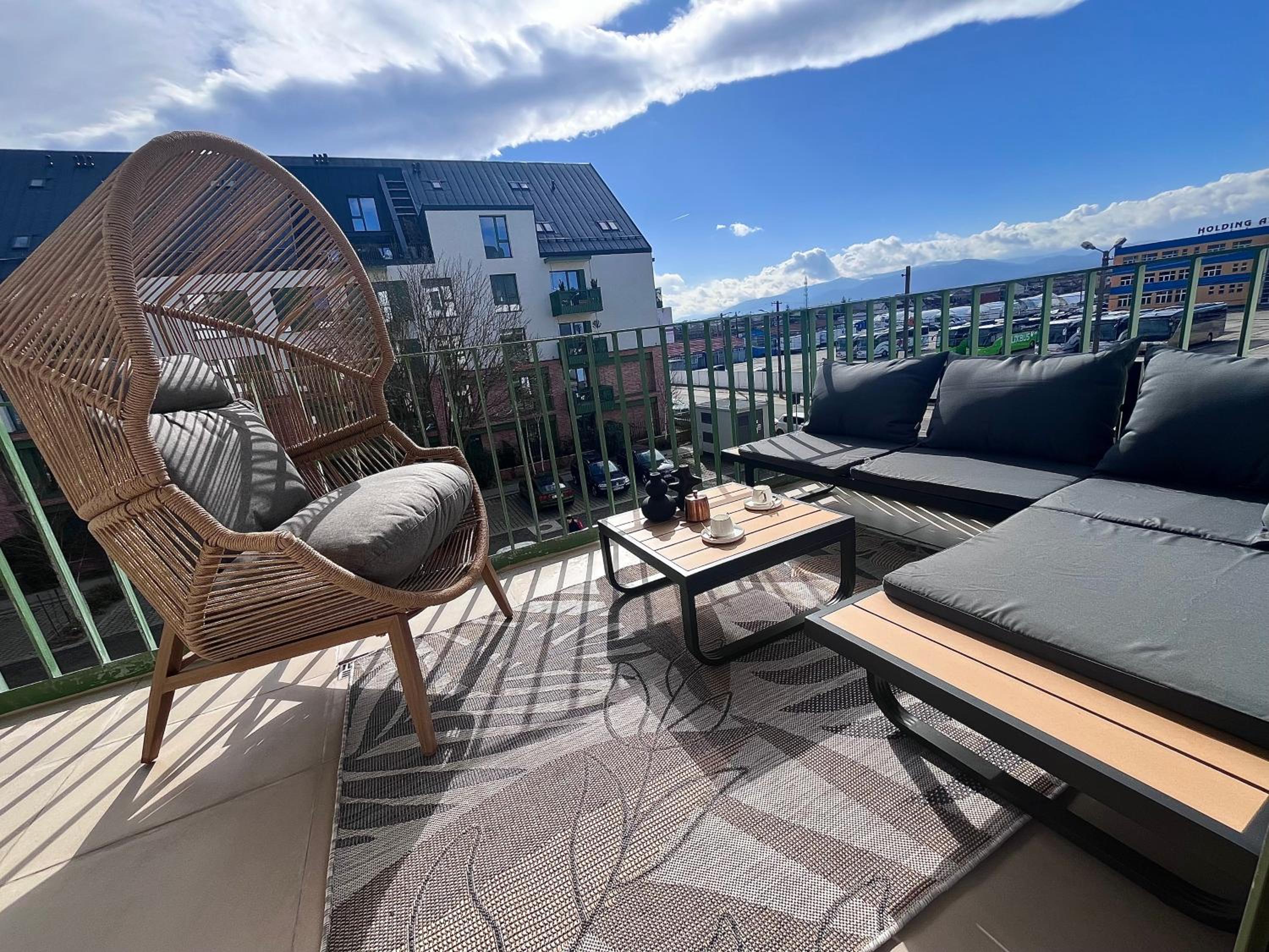 FLH La Vie En Rose Gold - Balcony, Free Parking, Bathtub, King Bed & AC