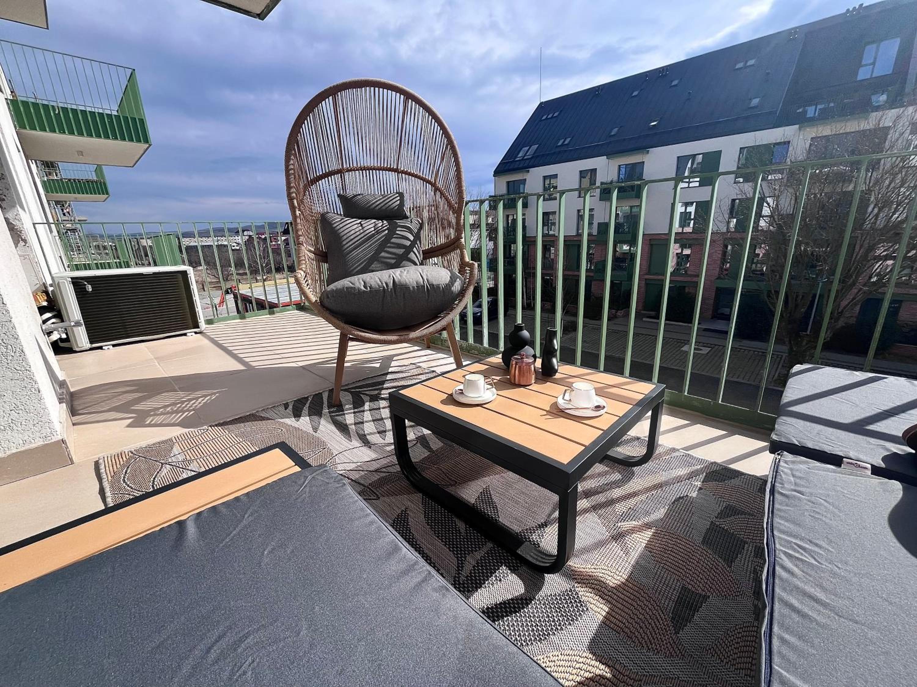 FLH La Vie En Rose Gold - Balcony, Free Parking, Bathtub, King Bed & AC