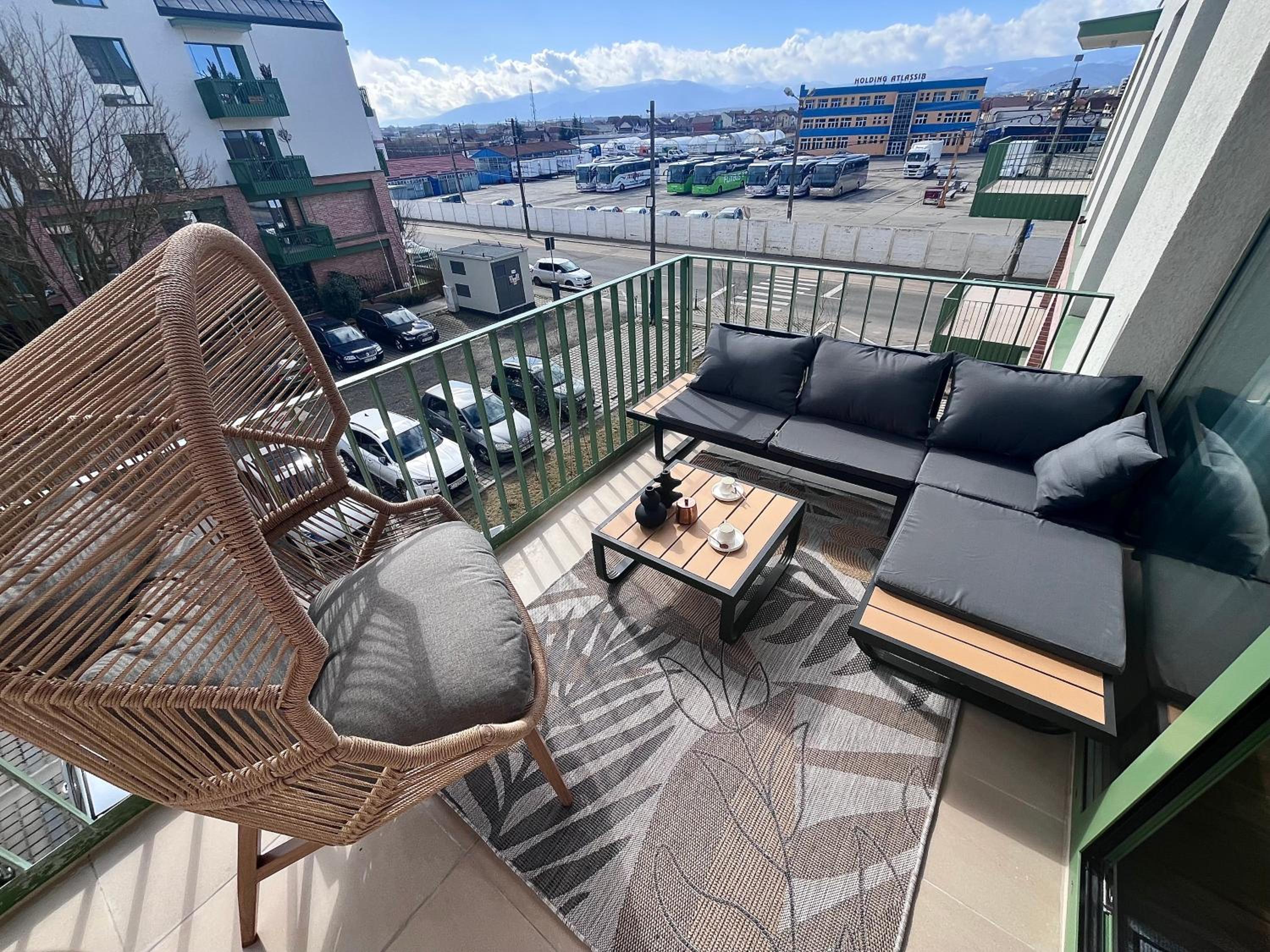 FLH La Vie En Rose Gold - Balcony, Free Parking, Bathtub, King Bed & AC