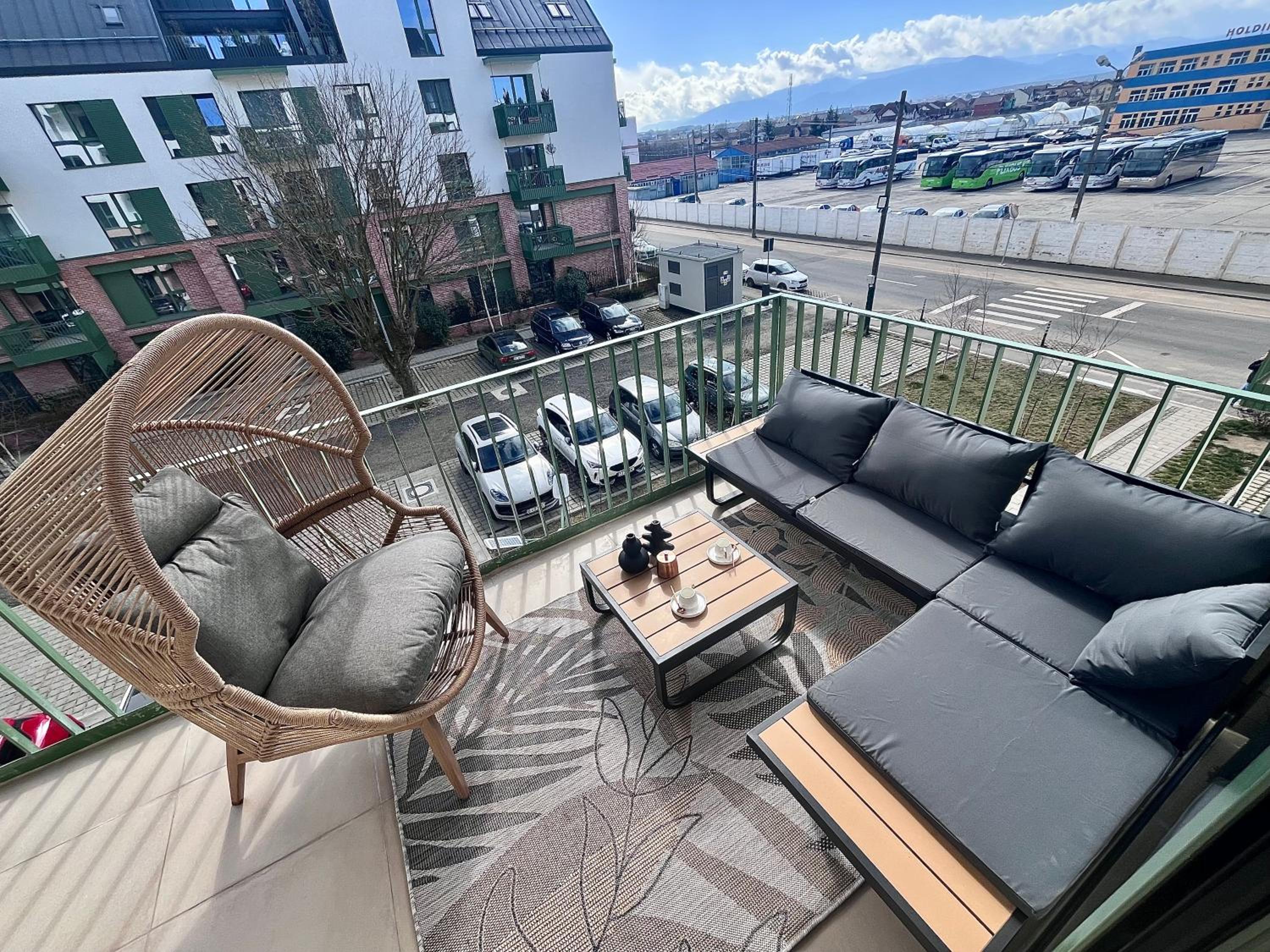 FLH La Vie En Rose Gold - Balcony, Free Parking, Bathtub, King Bed & AC