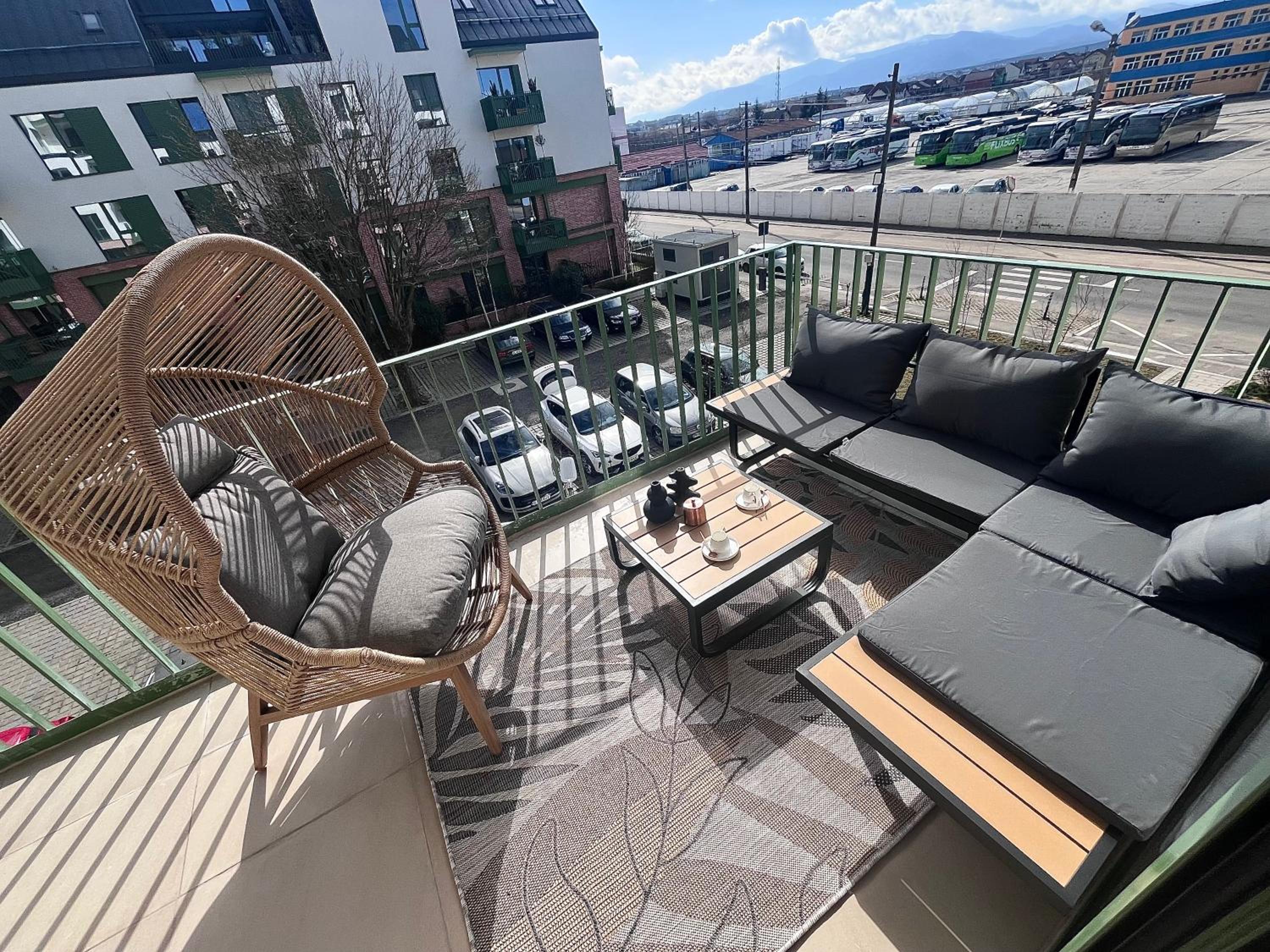 FLH La Vie En Rose Gold - Balcony, Free Parking, Bathtub, King Bed & AC