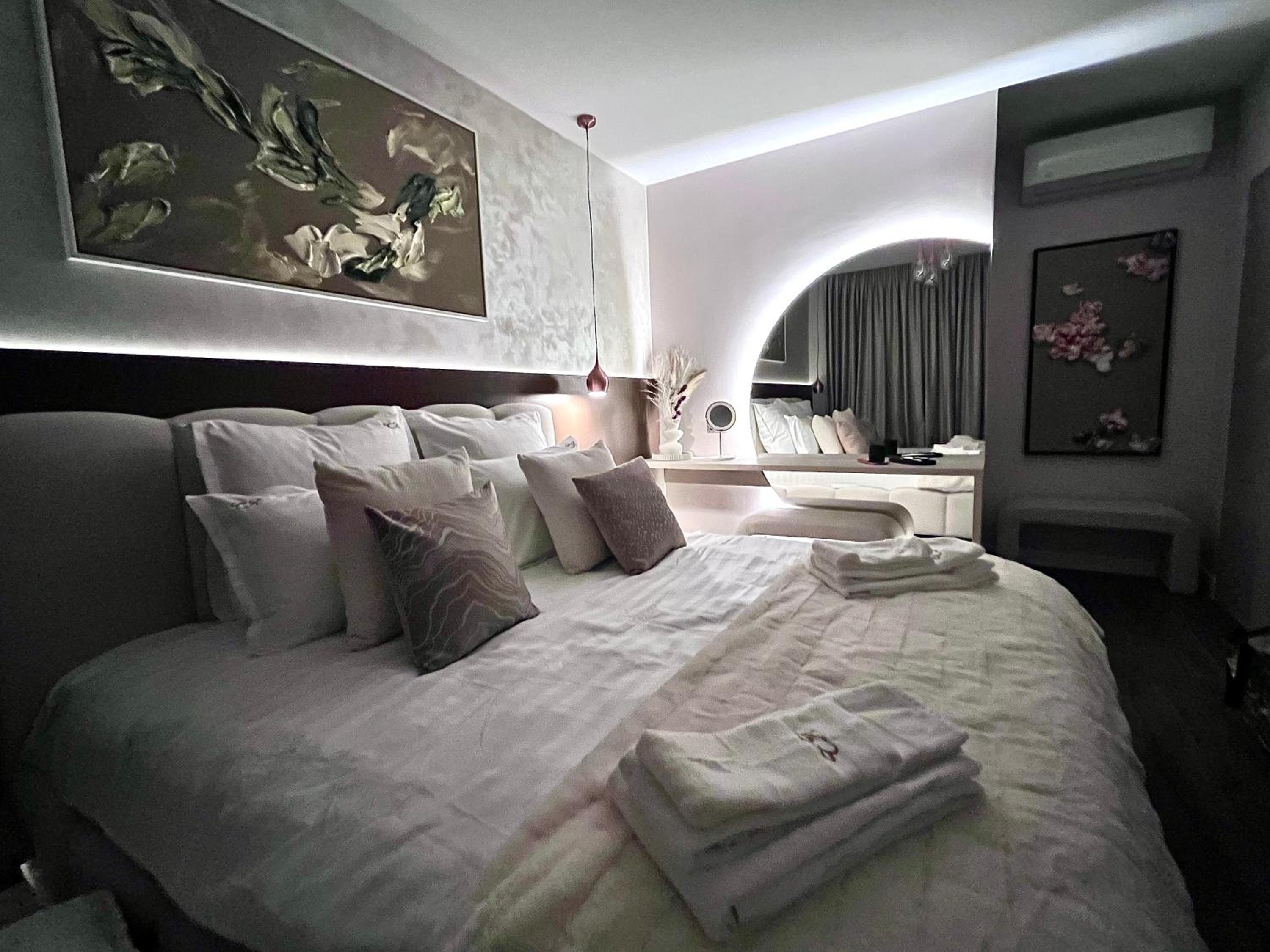FLH La Vie En Rose Gold - Balcony, Free Parking, Bathtub, King Bed & AC