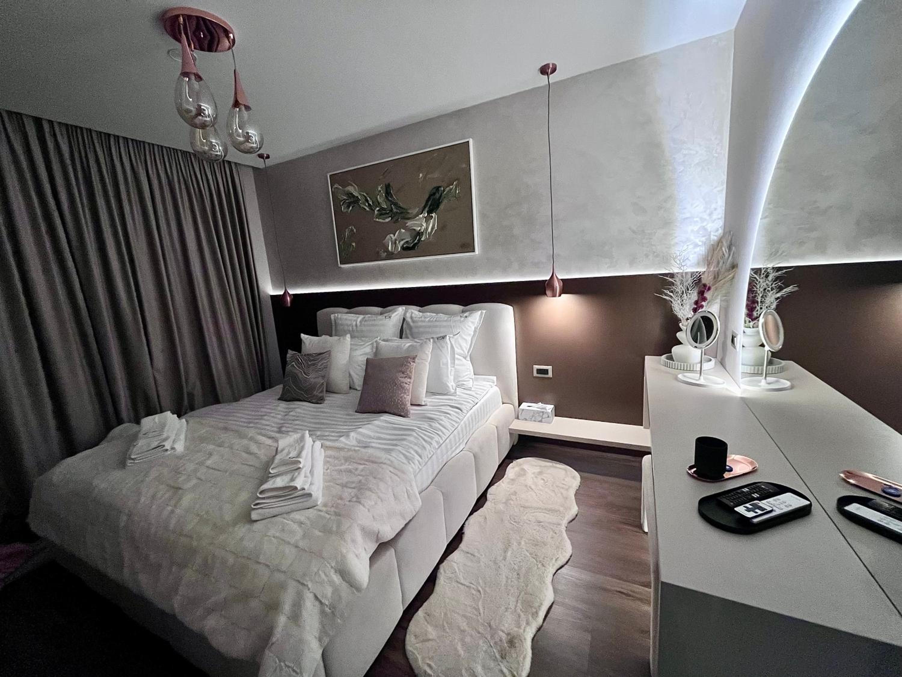 FLH La Vie En Rose Gold - Balcony, Free Parking, Bathtub, King Bed & AC