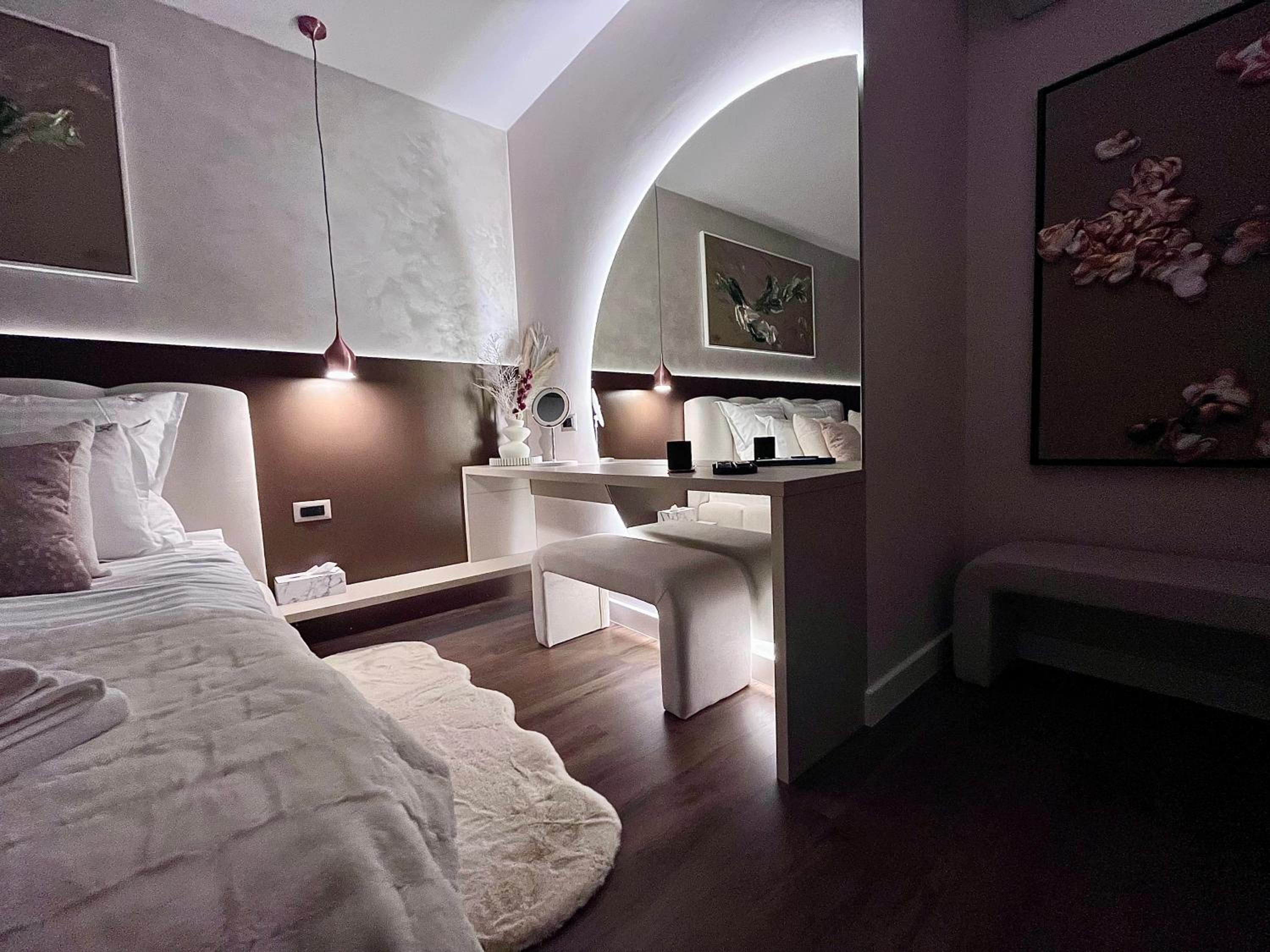 FLH La Vie En Rose Gold - Balcony, Free Parking, Bathtub, King Bed & AC