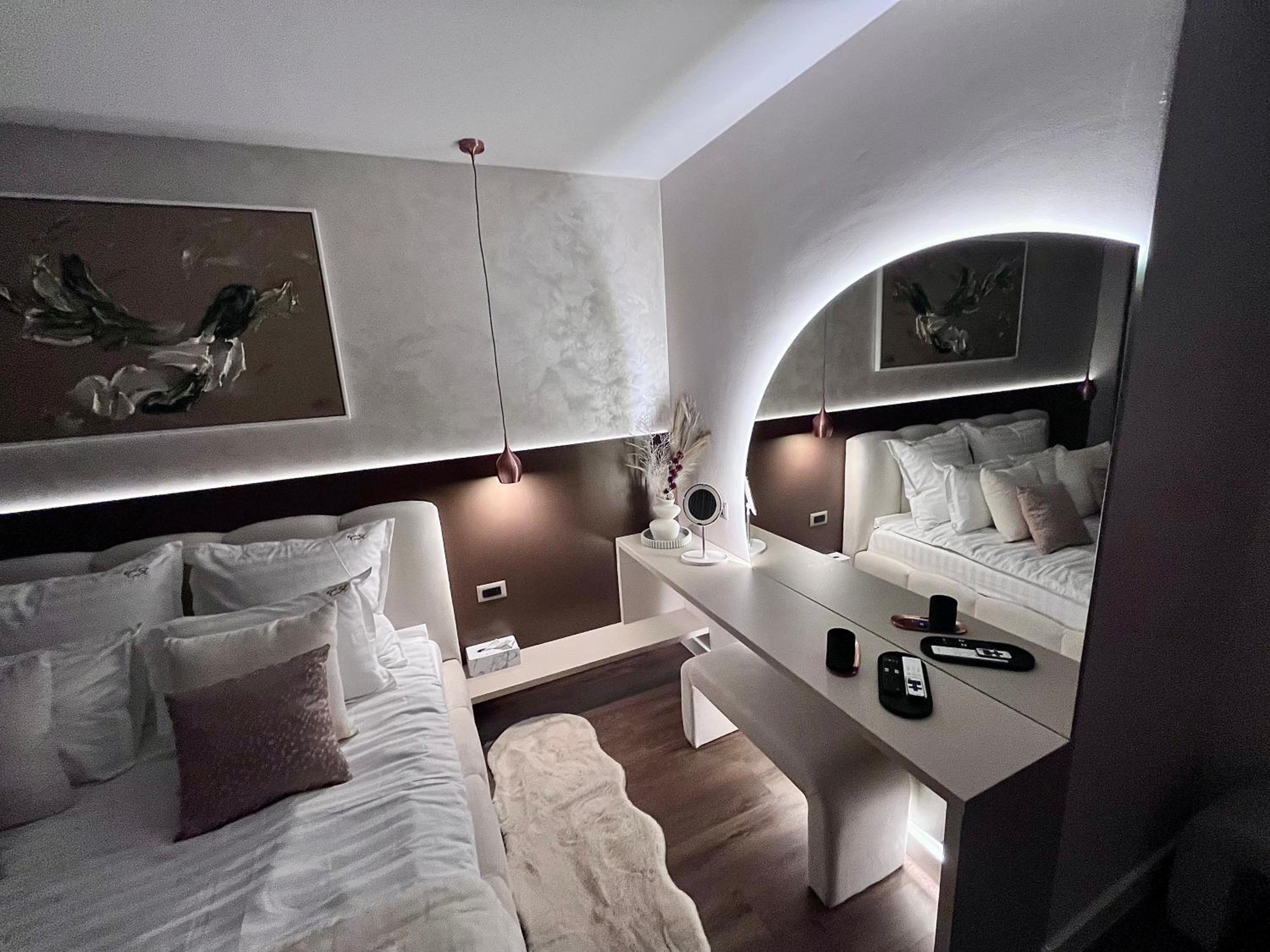 FLH La Vie En Rose Gold - Balcony, Free Parking, Bathtub, King Bed & AC