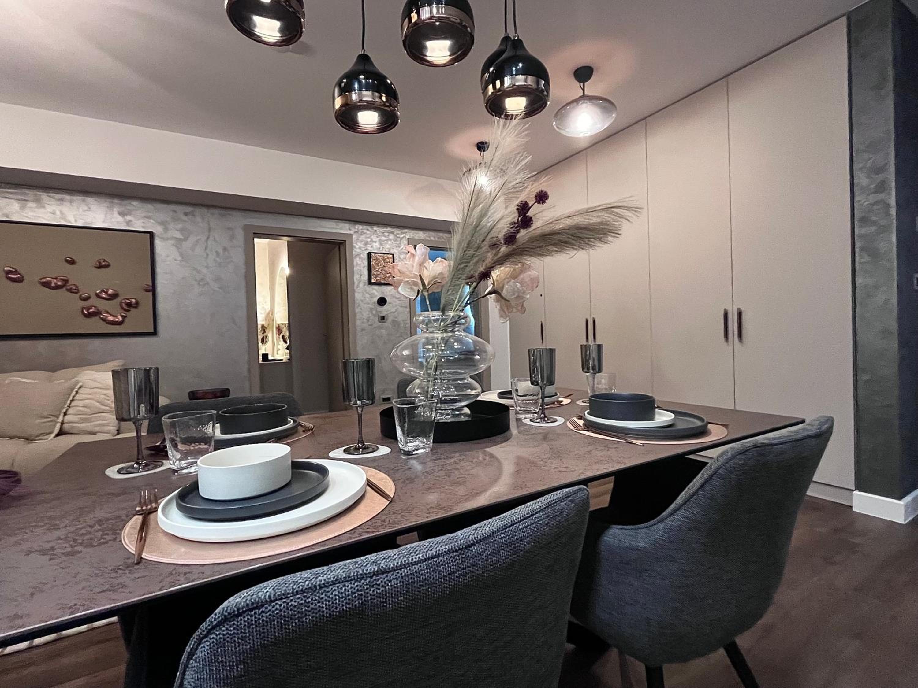 FLH La Vie En Rose Gold - Balcony, Free Parking, Bathtub, King Bed & AC