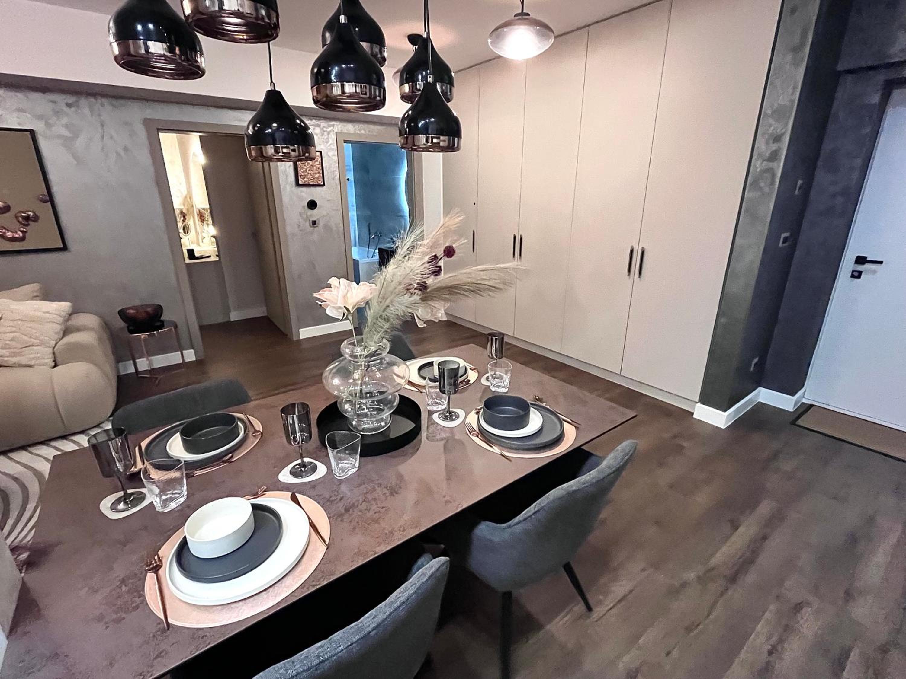 FLH La Vie En Rose Gold - Balcony, Free Parking, Bathtub, King Bed & AC