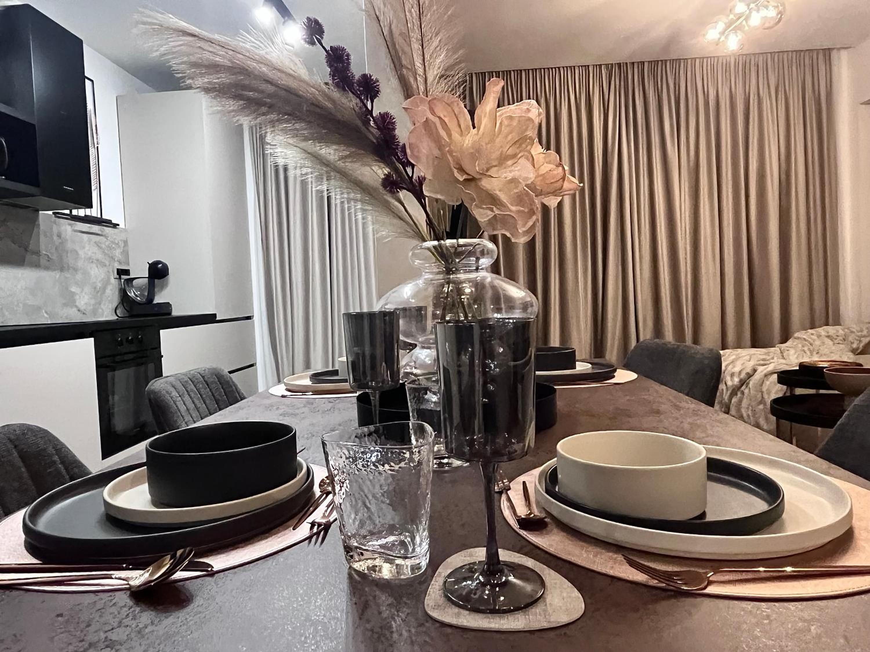 FLH La Vie En Rose Gold - Balcony, Free Parking, Bathtub, King Bed & AC