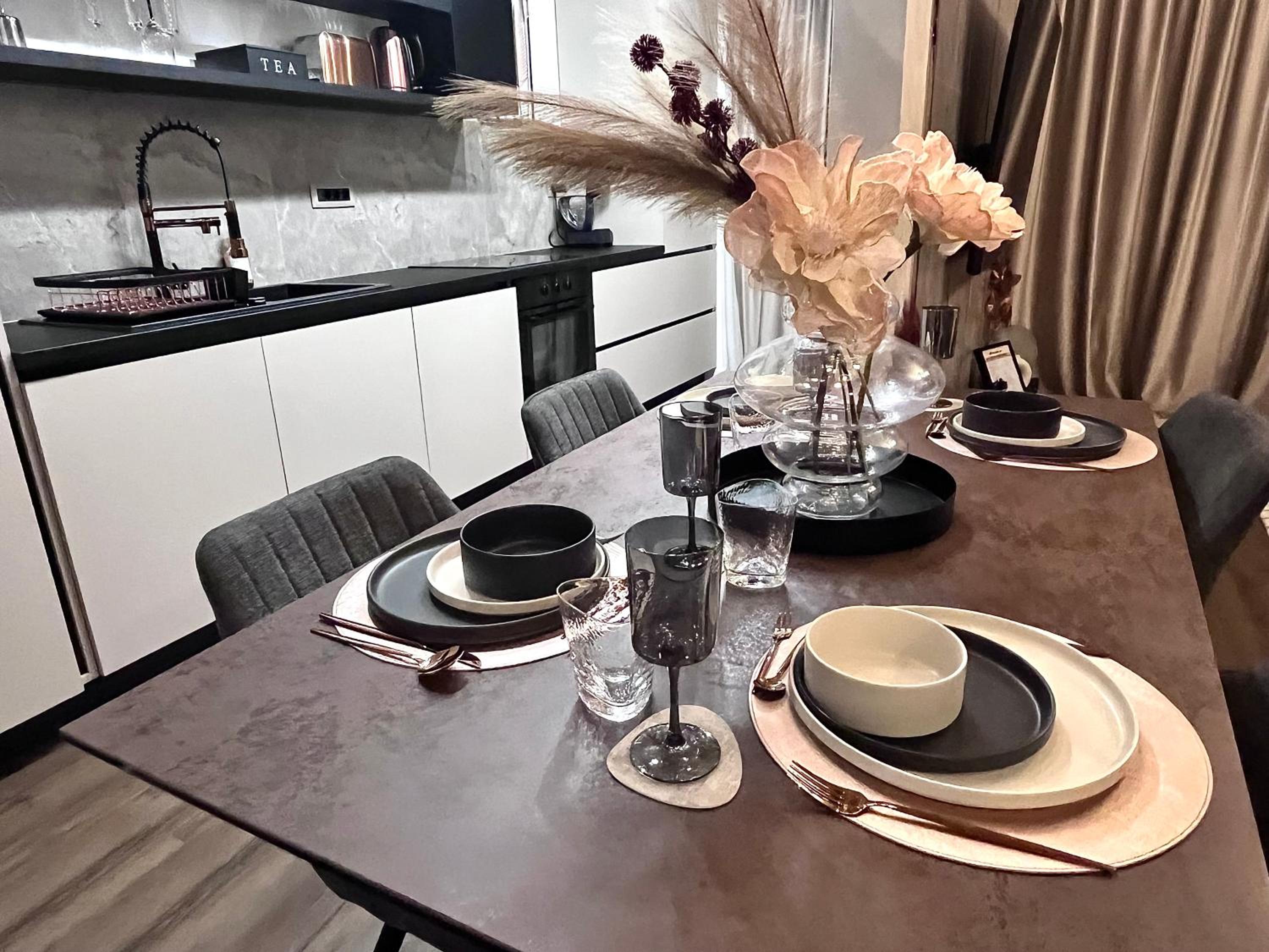 FLH La Vie En Rose Gold - Balcony, Free Parking, Bathtub, King Bed & AC