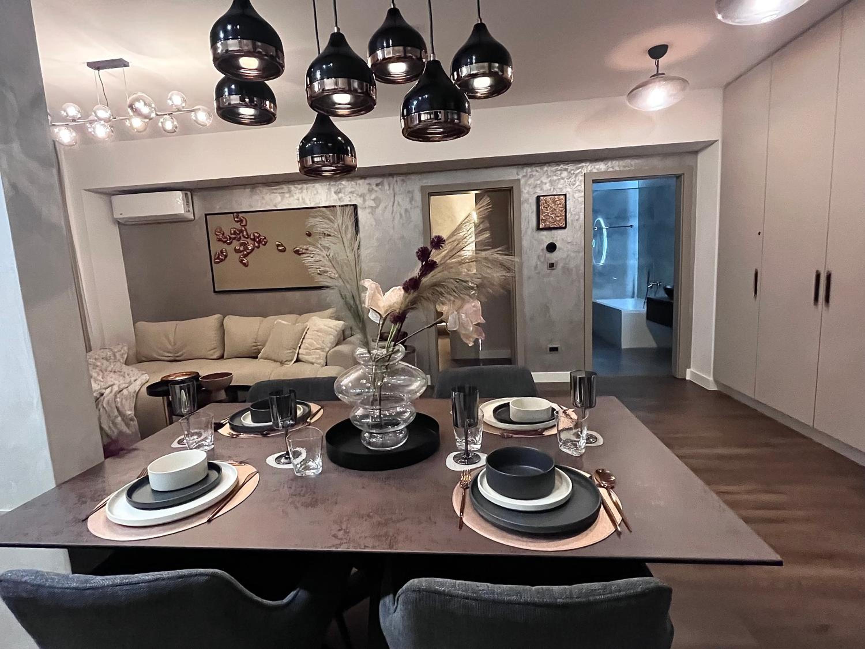 FLH La Vie En Rose Gold - Balcony, Free Parking, Bathtub, King Bed & AC