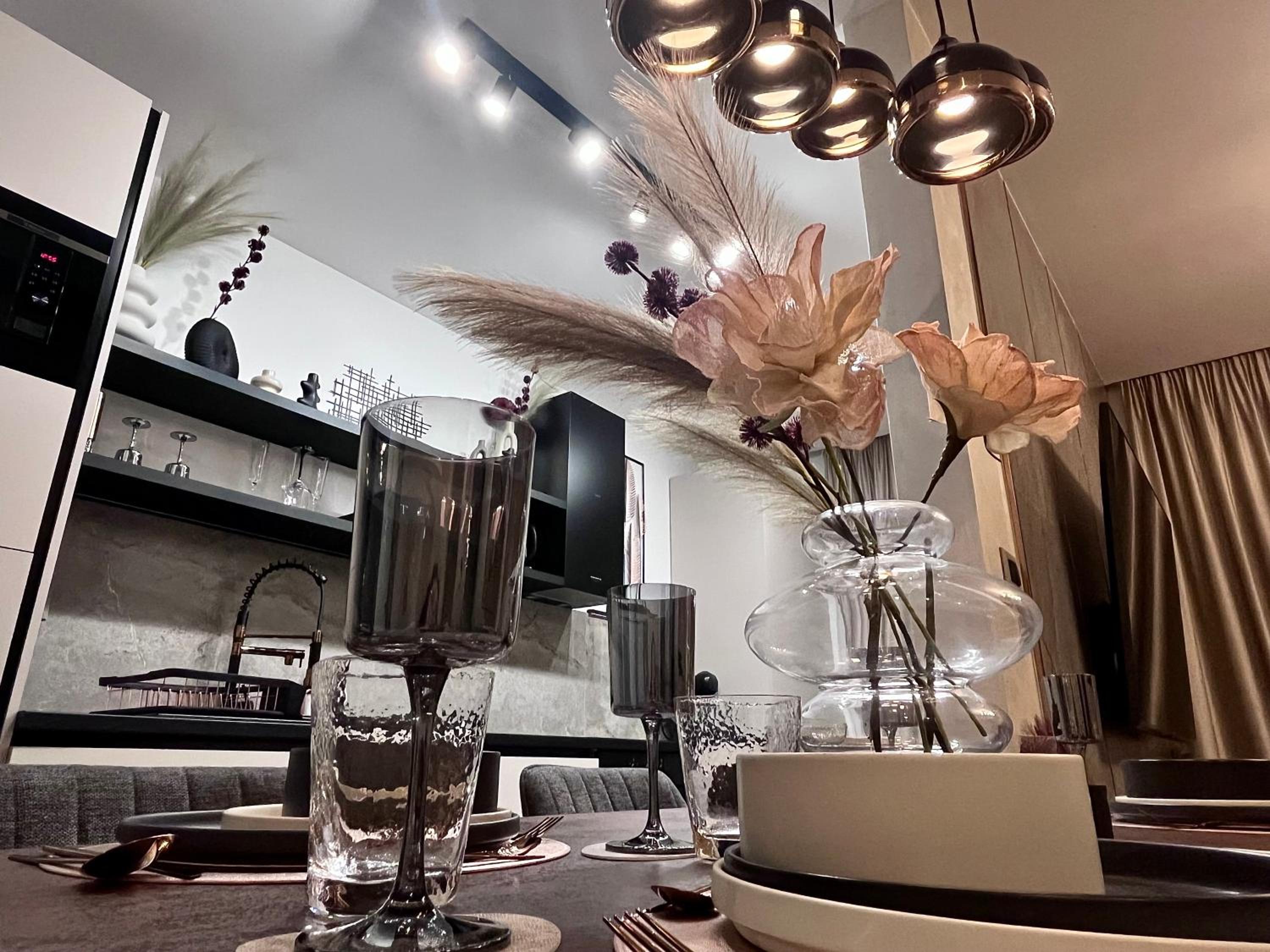 FLH La Vie En Rose Gold - Balcony, Free Parking, Bathtub, King Bed & AC