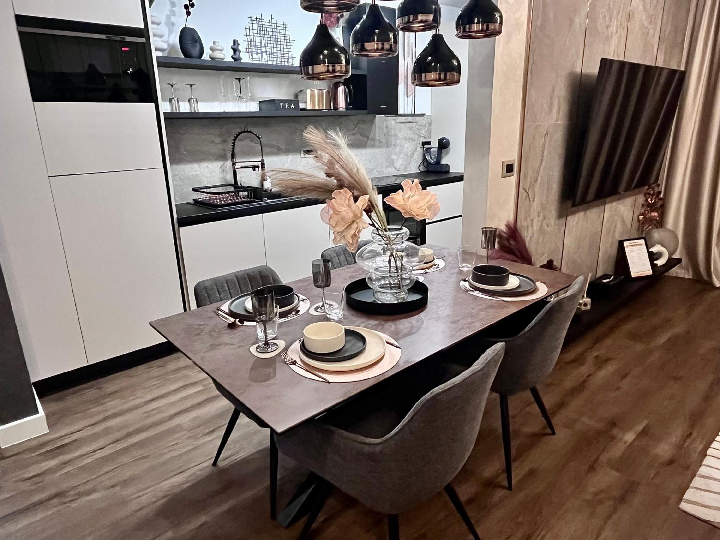 FLH La Vie En Rose Gold - Balcony, Free Parking, Bathtub, King Bed & AC