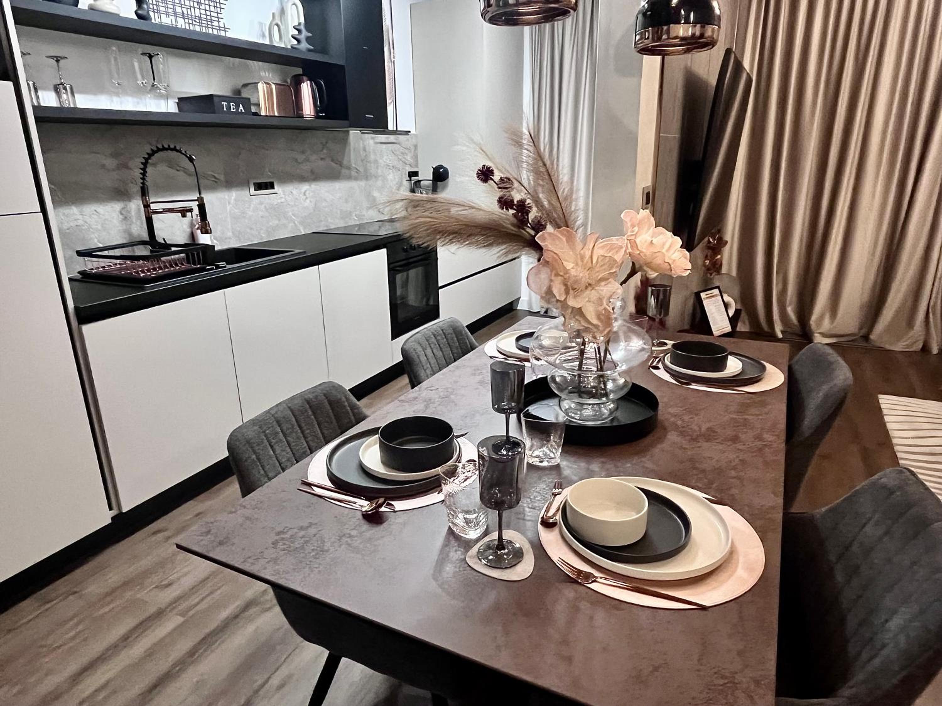FLH La Vie En Rose Gold - Balcony, Free Parking, Bathtub, King Bed & AC